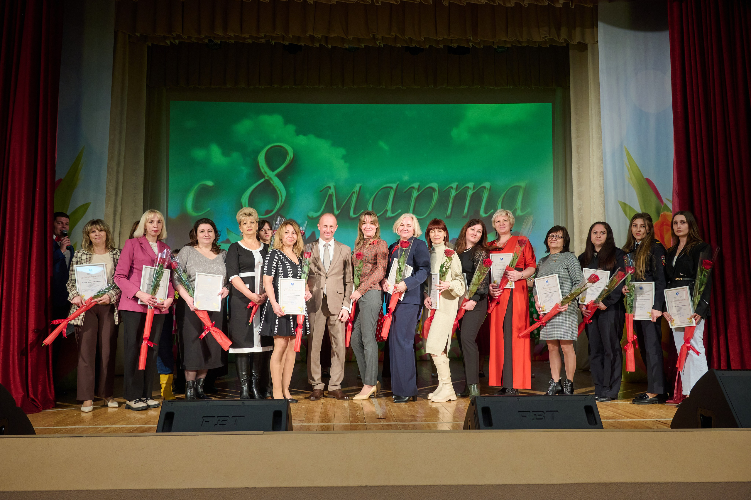 8 марта ДК Кабардинка. Жизнь курорта Кабардинка в фотографиях