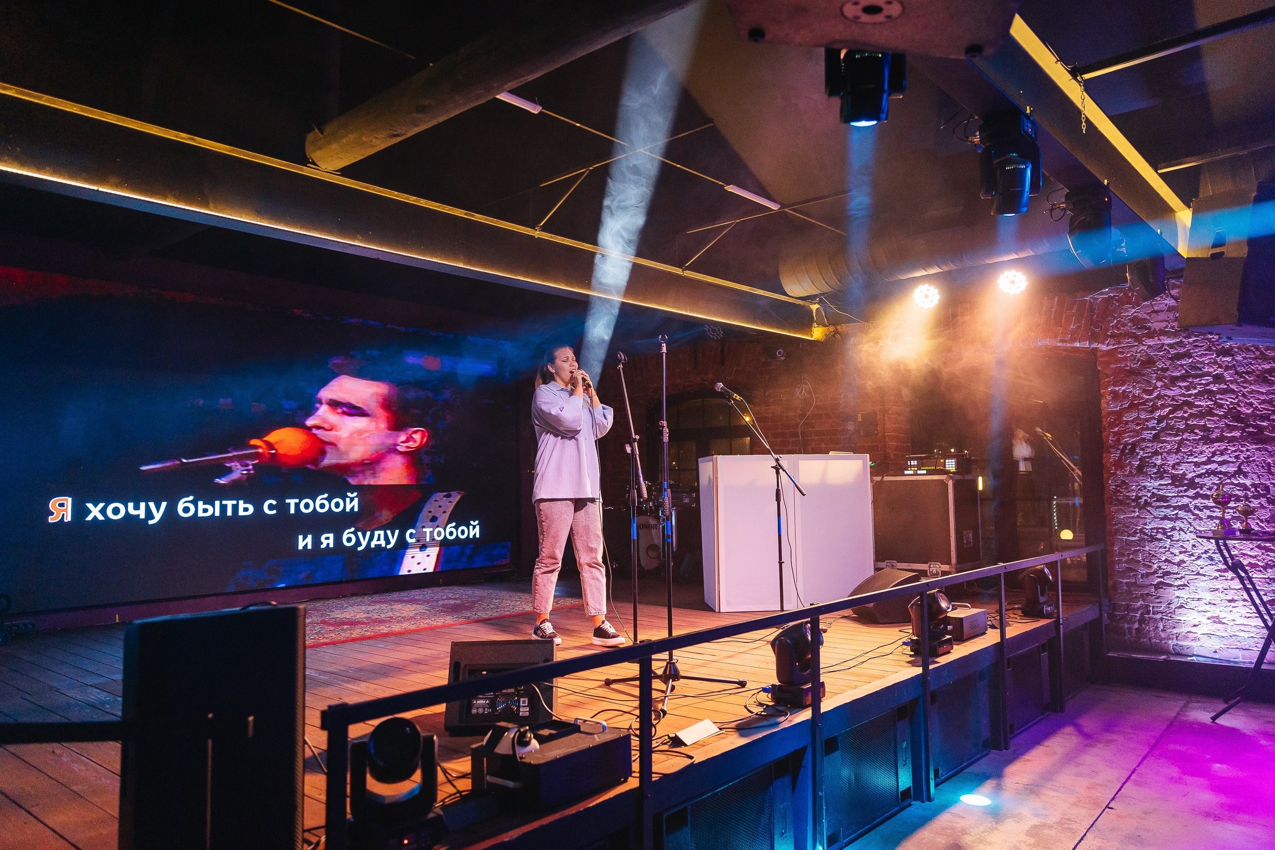 RizzW - первая в Балашихе универсальная площадка для ваших событий с профессиональным звуковым и световым оборудованием и сценой!