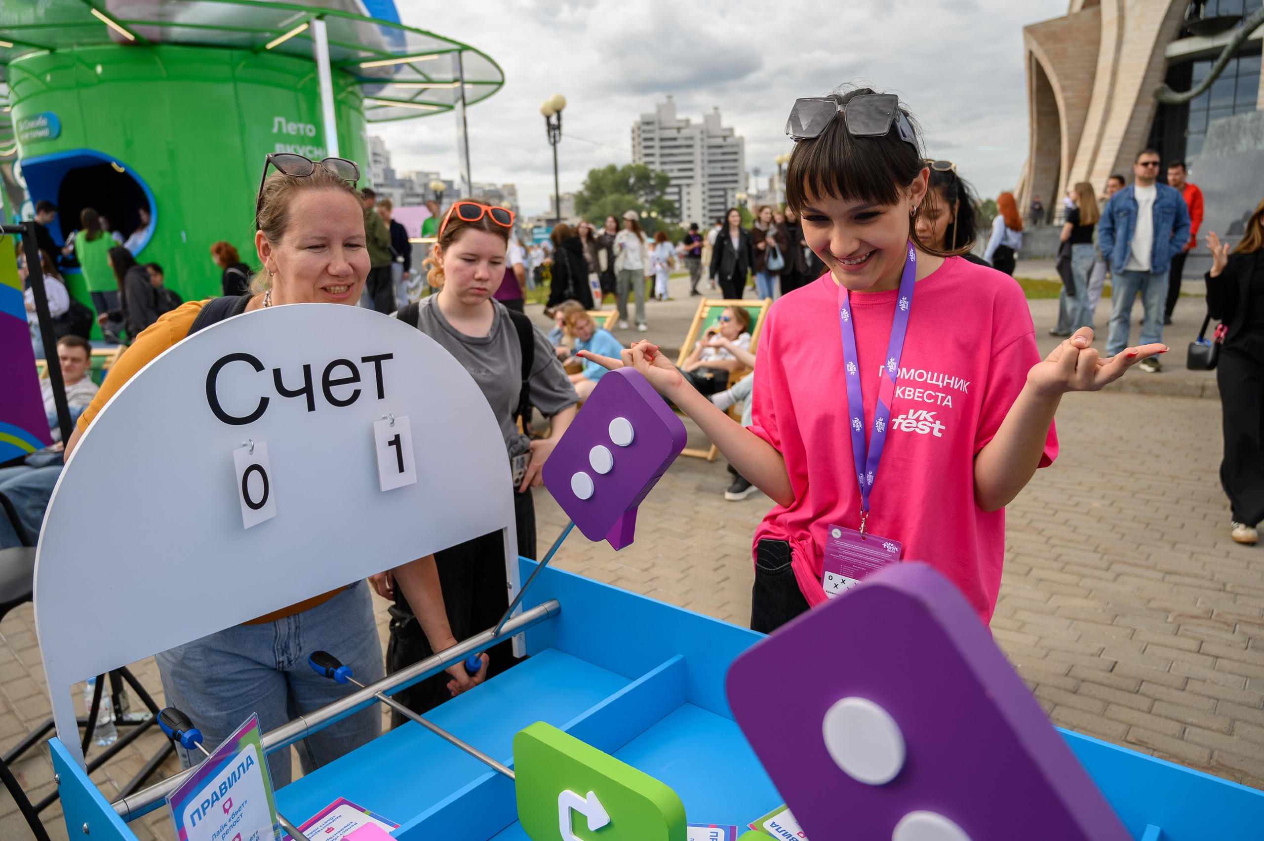 Репортажный снимок из Казани: стенд квеста ВКонтакте Сообщества на VK Fest