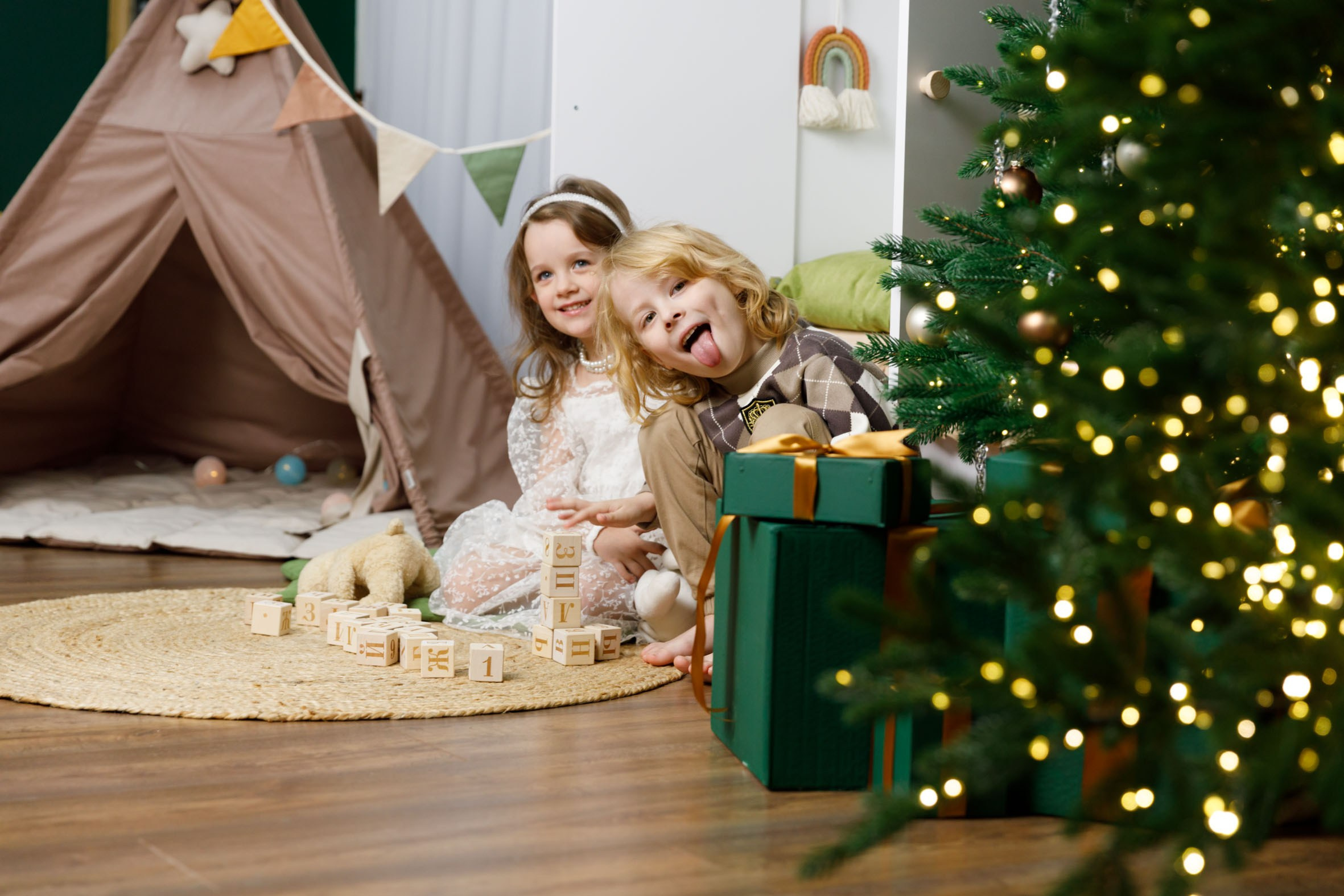 Из чего же сделано новогоднее настроение? Из совместных игр под елкой, болтовней с лучшей подружкой, созерцанием горящей свечи. Фотограф Анна Телекаева, выпускные альбомы, семейные и репортажные съемки в Омске