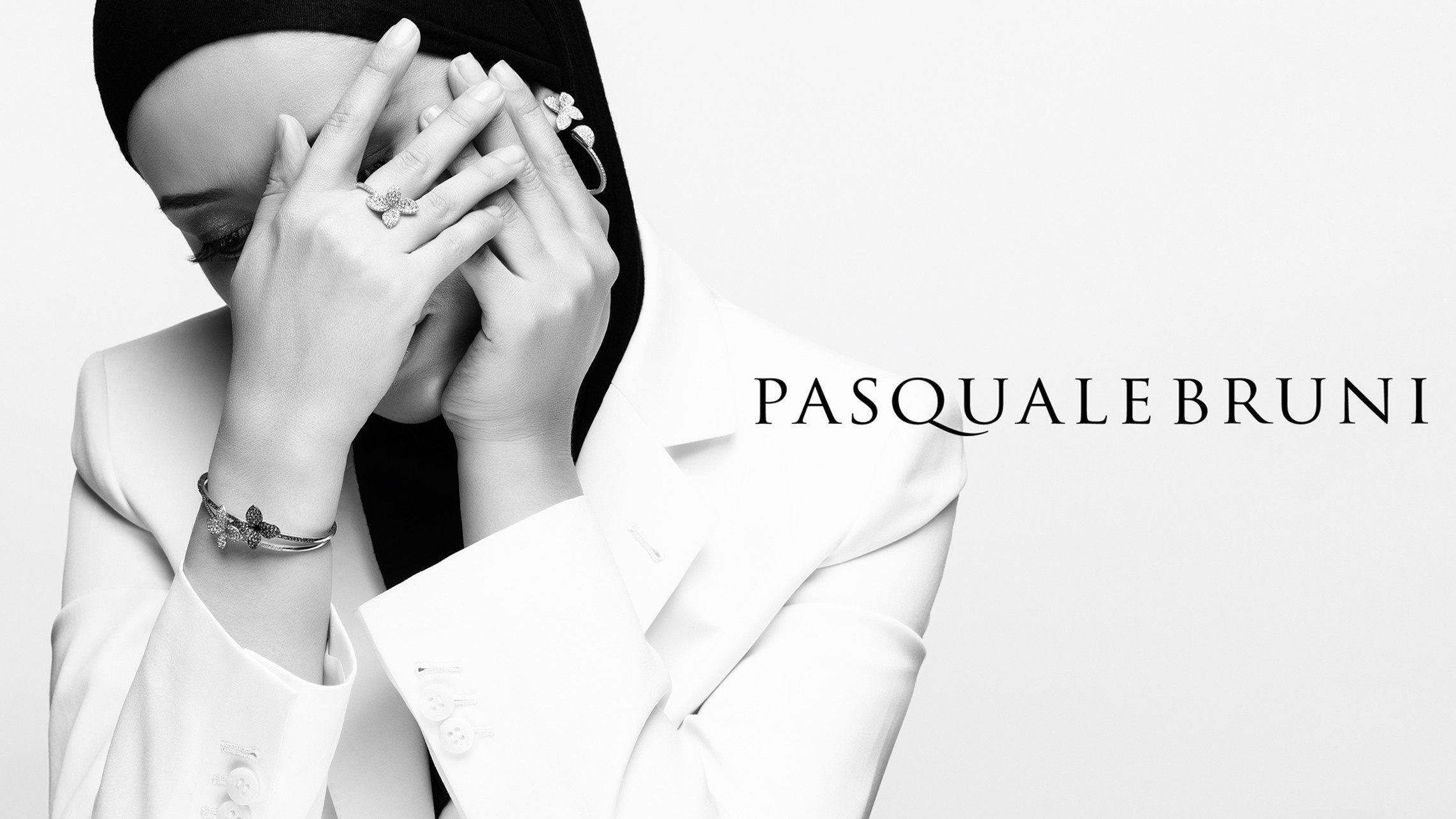 Профессиональная чёрно-белая фотосъёмка Pasquale Bruni в Ташкенте — модель с кольцом и браслетом, контрастный свет.