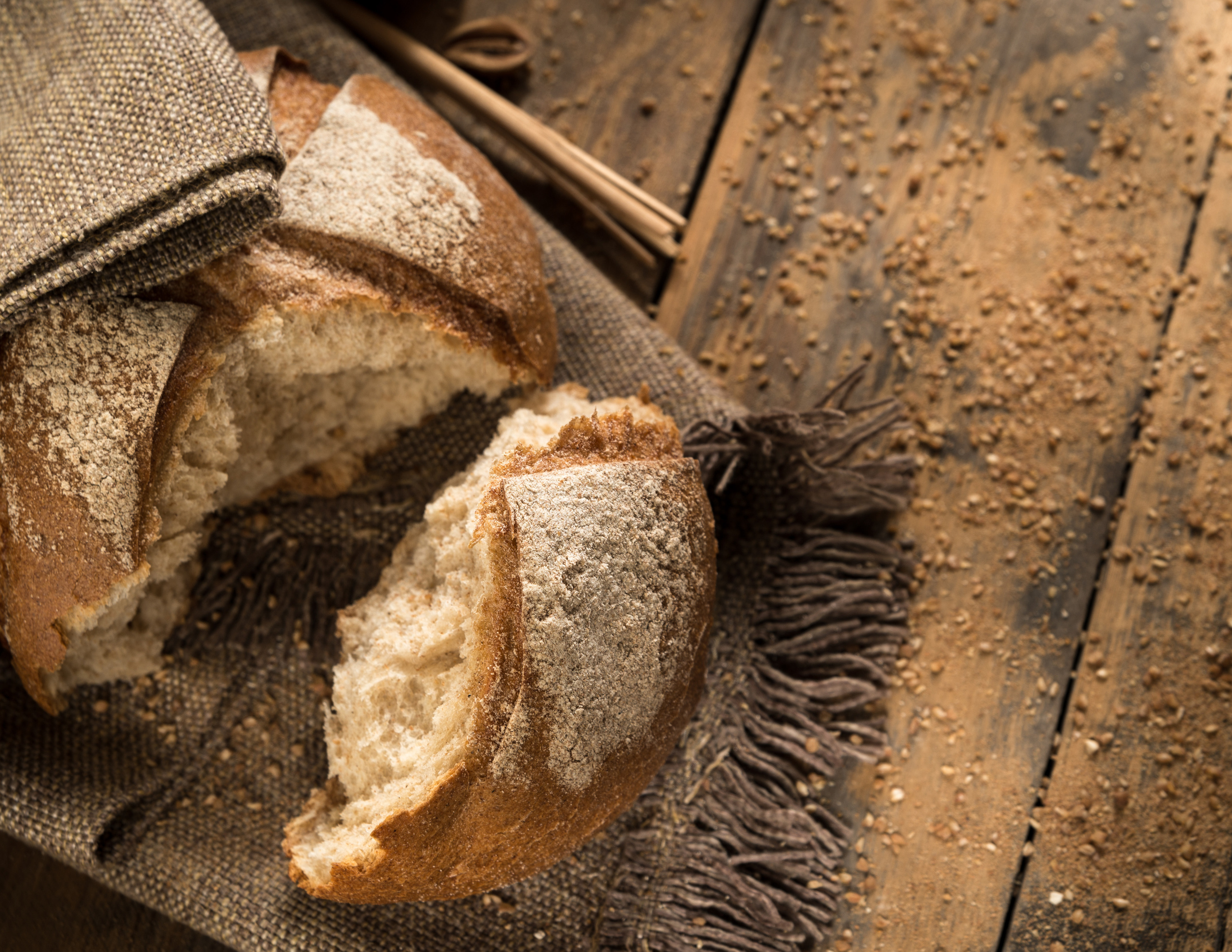 Профессиональная предметная фотосъёмка тостового хлеба в нарезке, динамичная композиция с рассыпанной мукой, рекламная студийная съёмка для брендов и продуктовых каталогов.