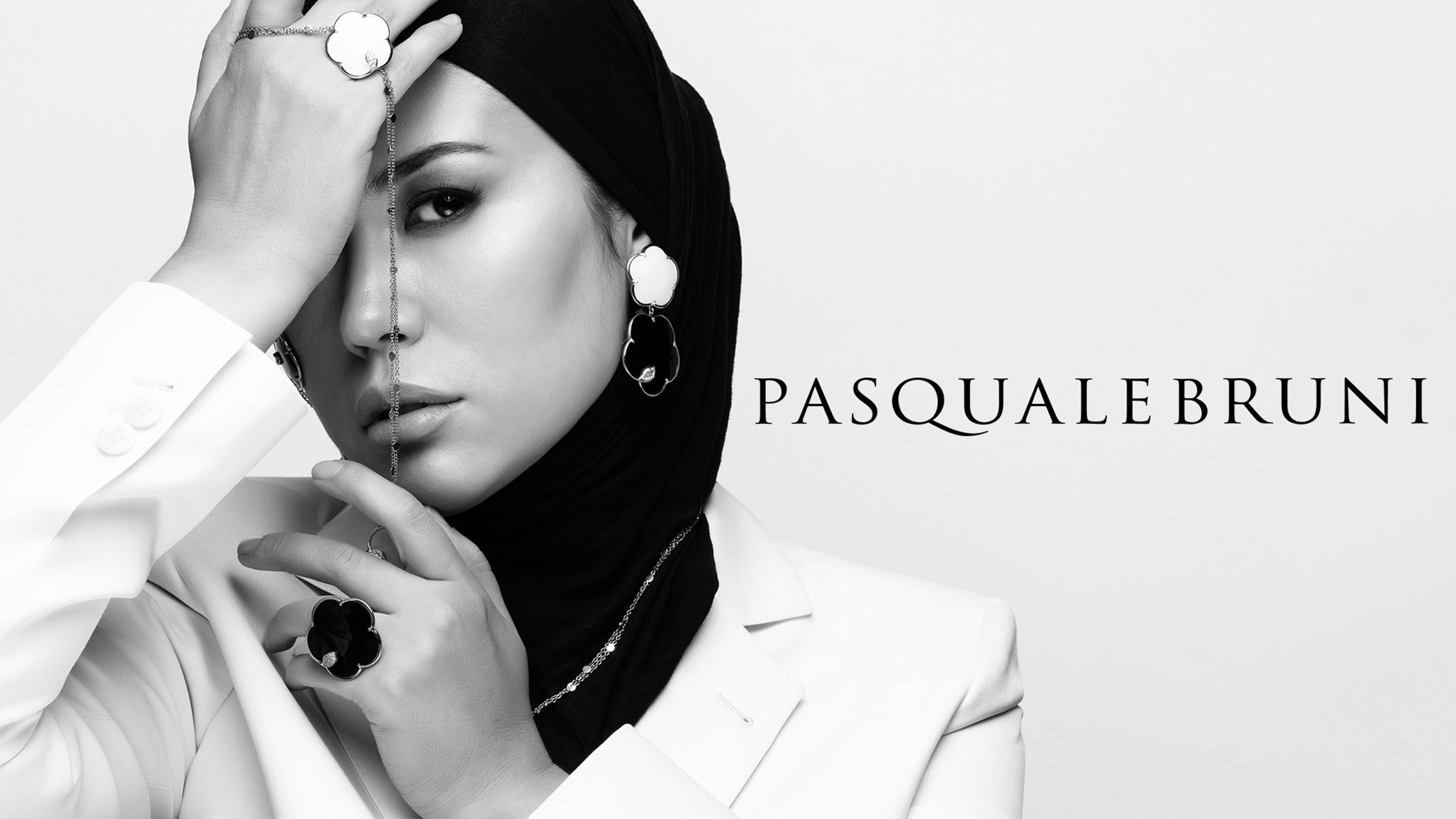 Чёрно-белая рекламная фотосъёмка Pasquale Bruni в Узбекистане — модель с кольцом и серьгами, акцент на деталях.