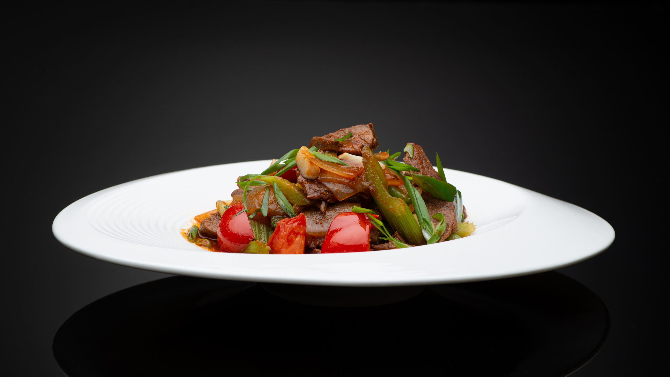 Фуд-фотография премиум-класса в Алматы — мясо с овощами для меню ресторана «1001 Ночь» (Ташкент).