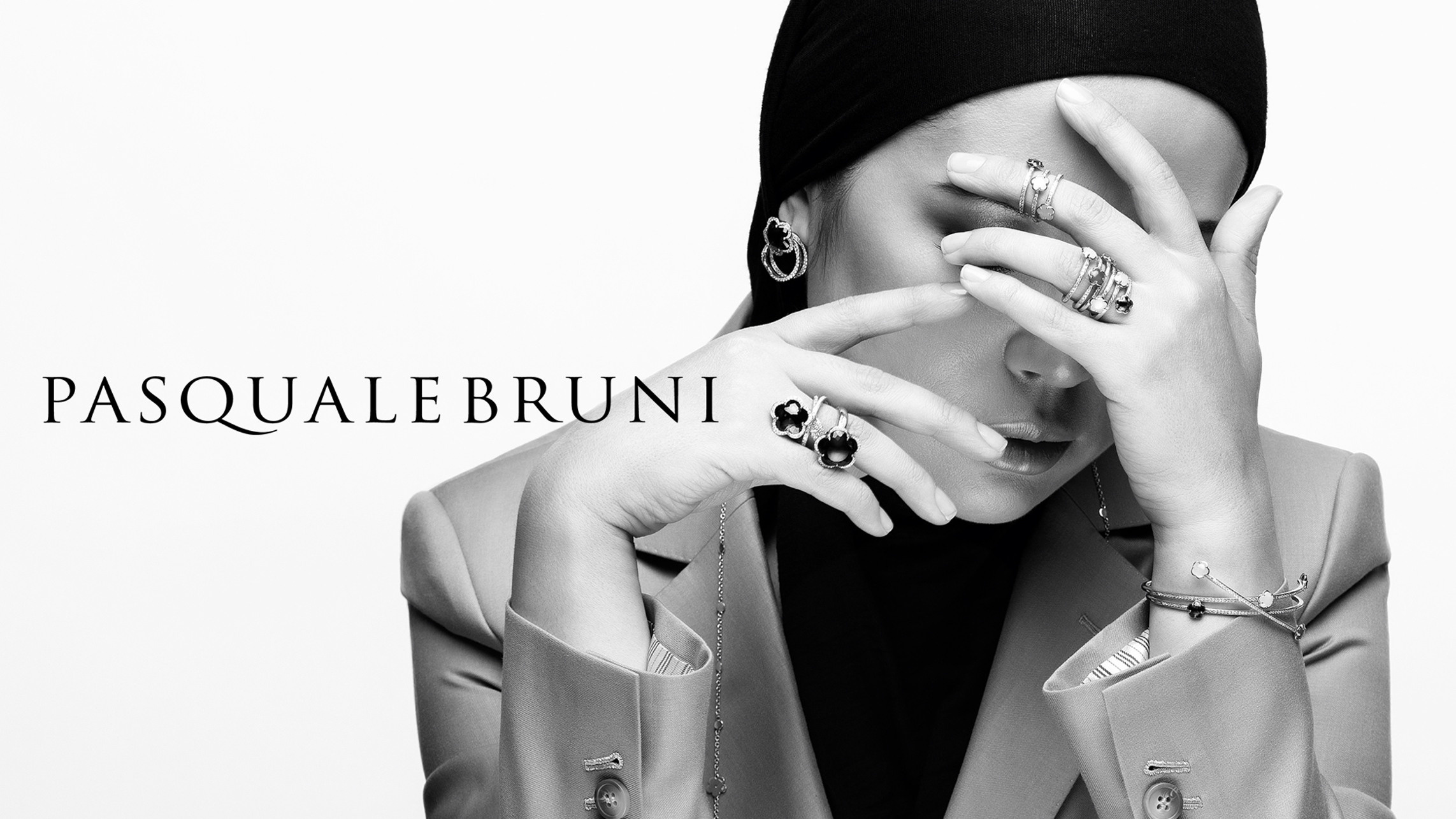 Чёрно-белая художественная фотосъёмка Pasquale Bruni — модель с браслетом и кольцами, минимализм.