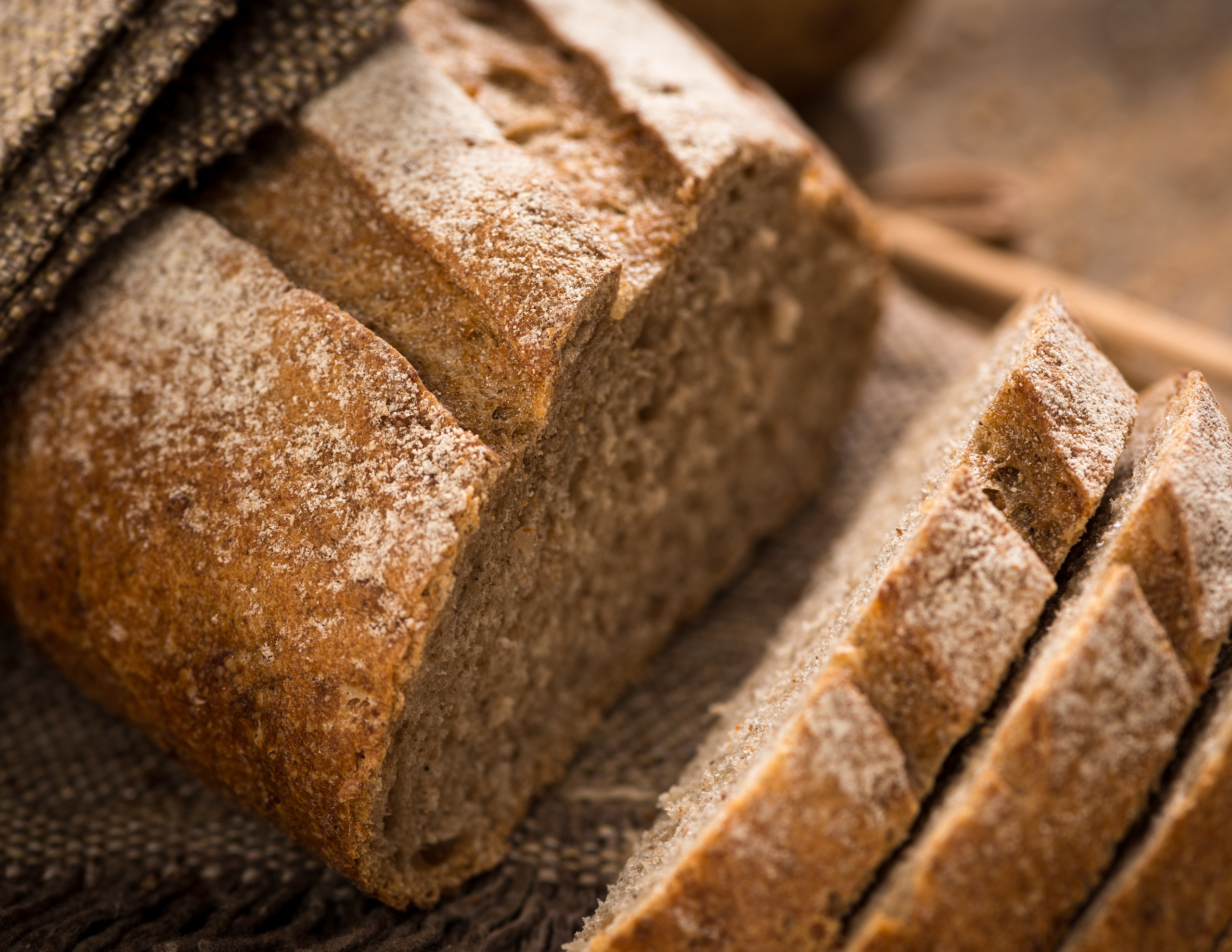 Каталожная фотосъёмка багета и чиабатты на деревянной доске, акцент на хрустящей корке и воздушном мякише, предметная фотография для интернет-магазина и рекламных материалов.