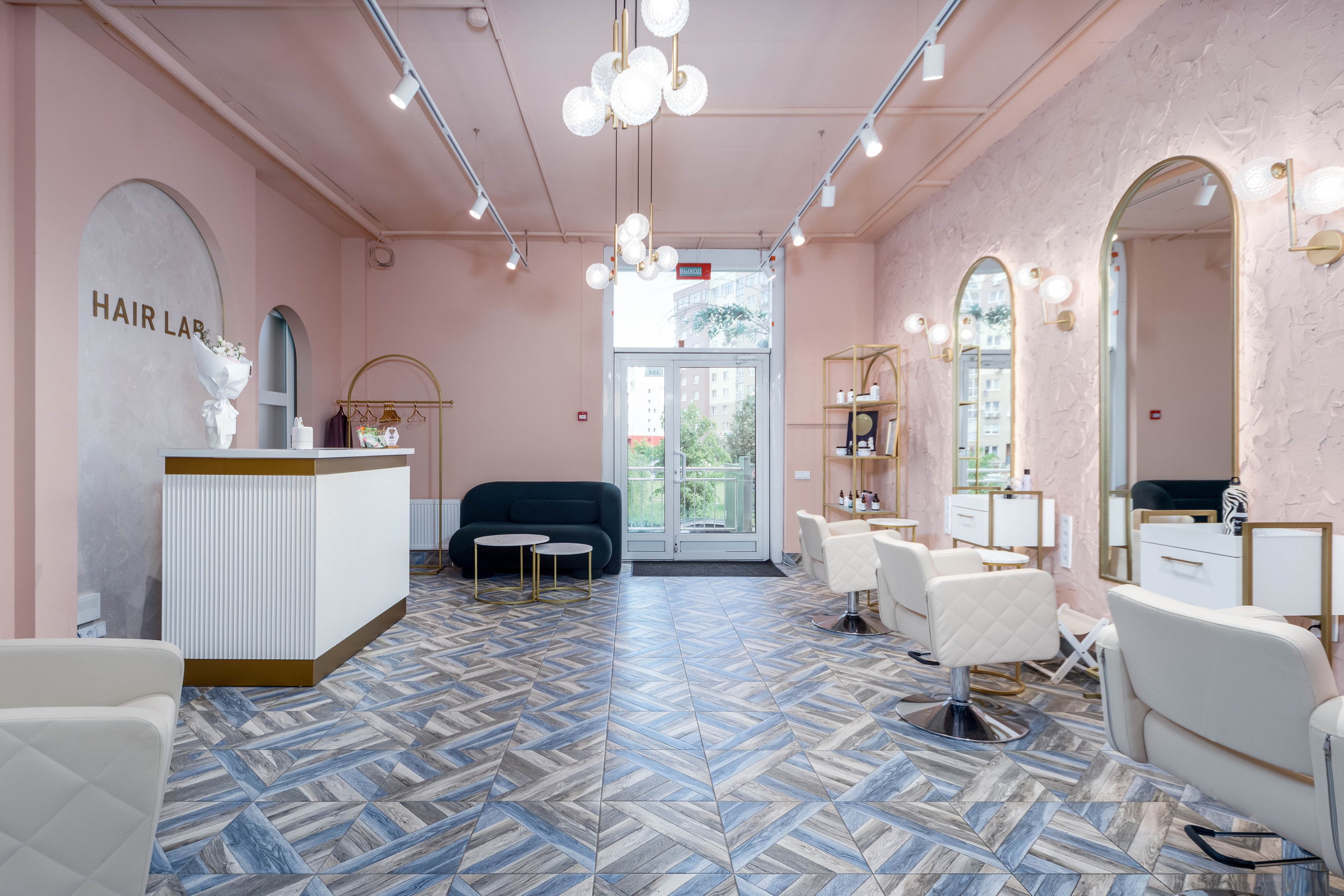 Фото интерьера зоны ожидания в салоне красоты Hair Lab