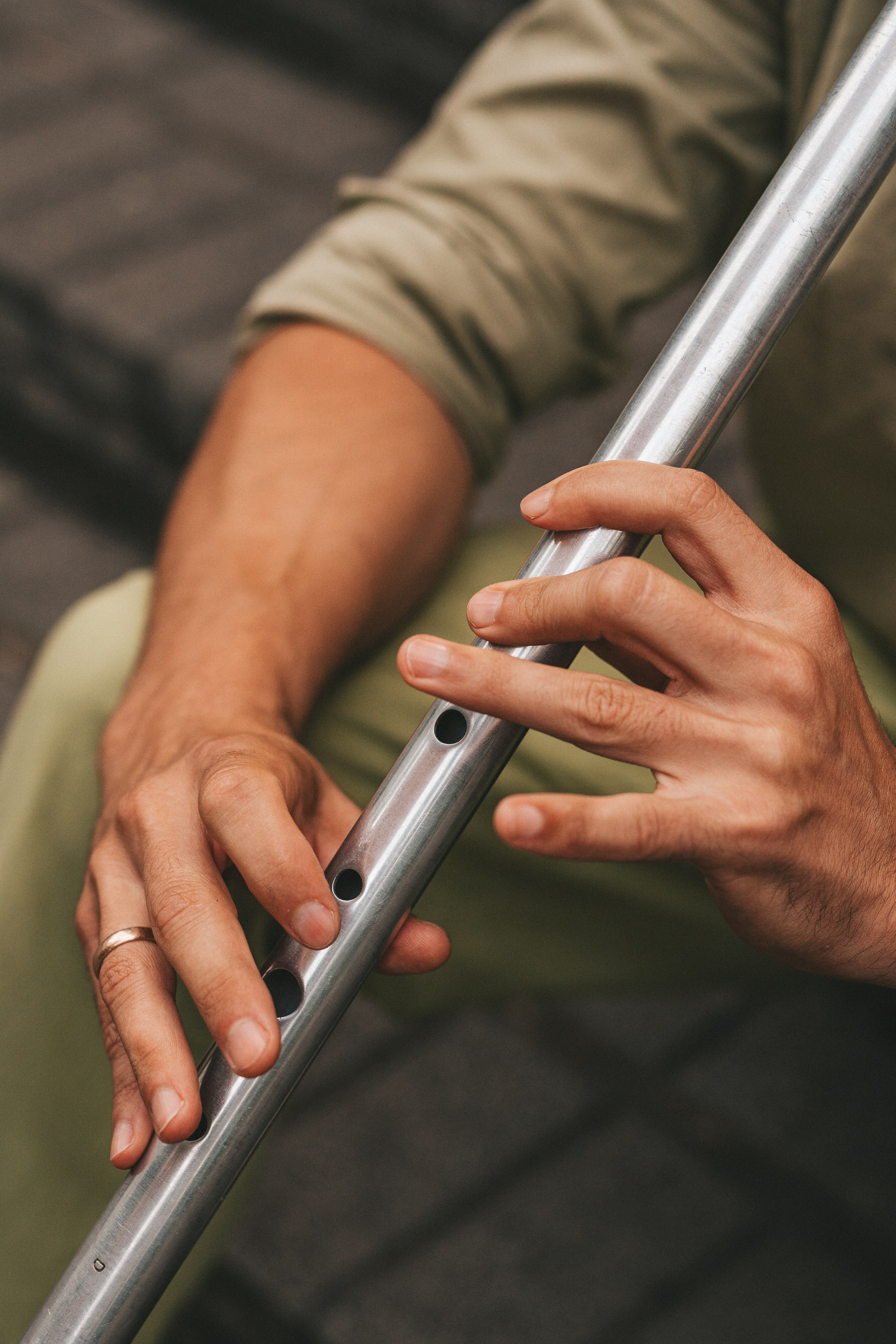 мужские руки с флейтой крупным планом