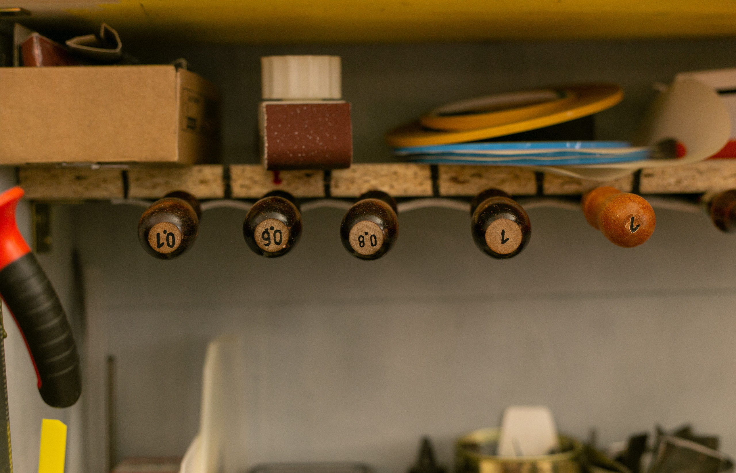 Инструменты, стамески, полки.