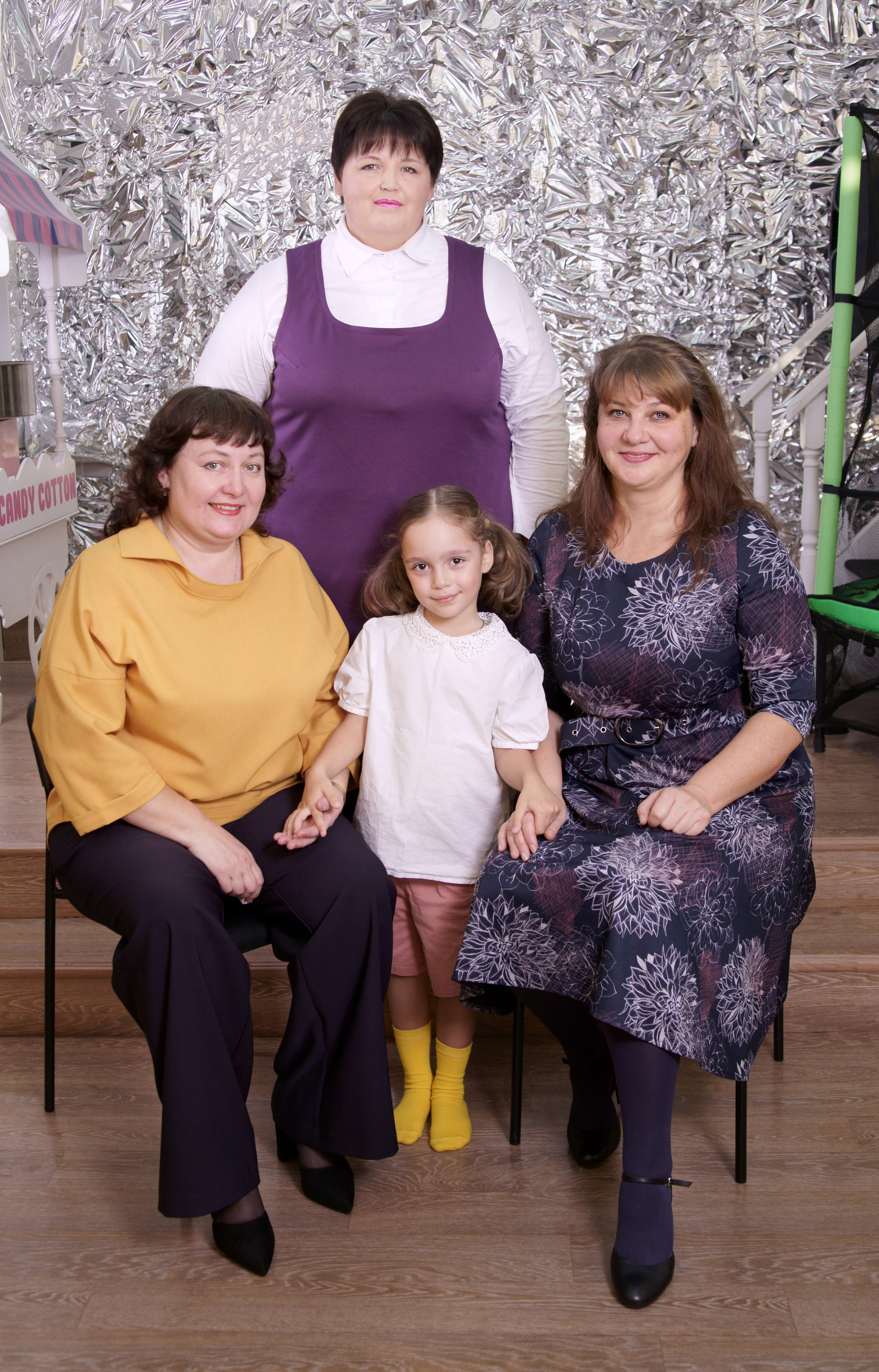 Выпускник детского сада - фотосьемка в студии - с воспитателями