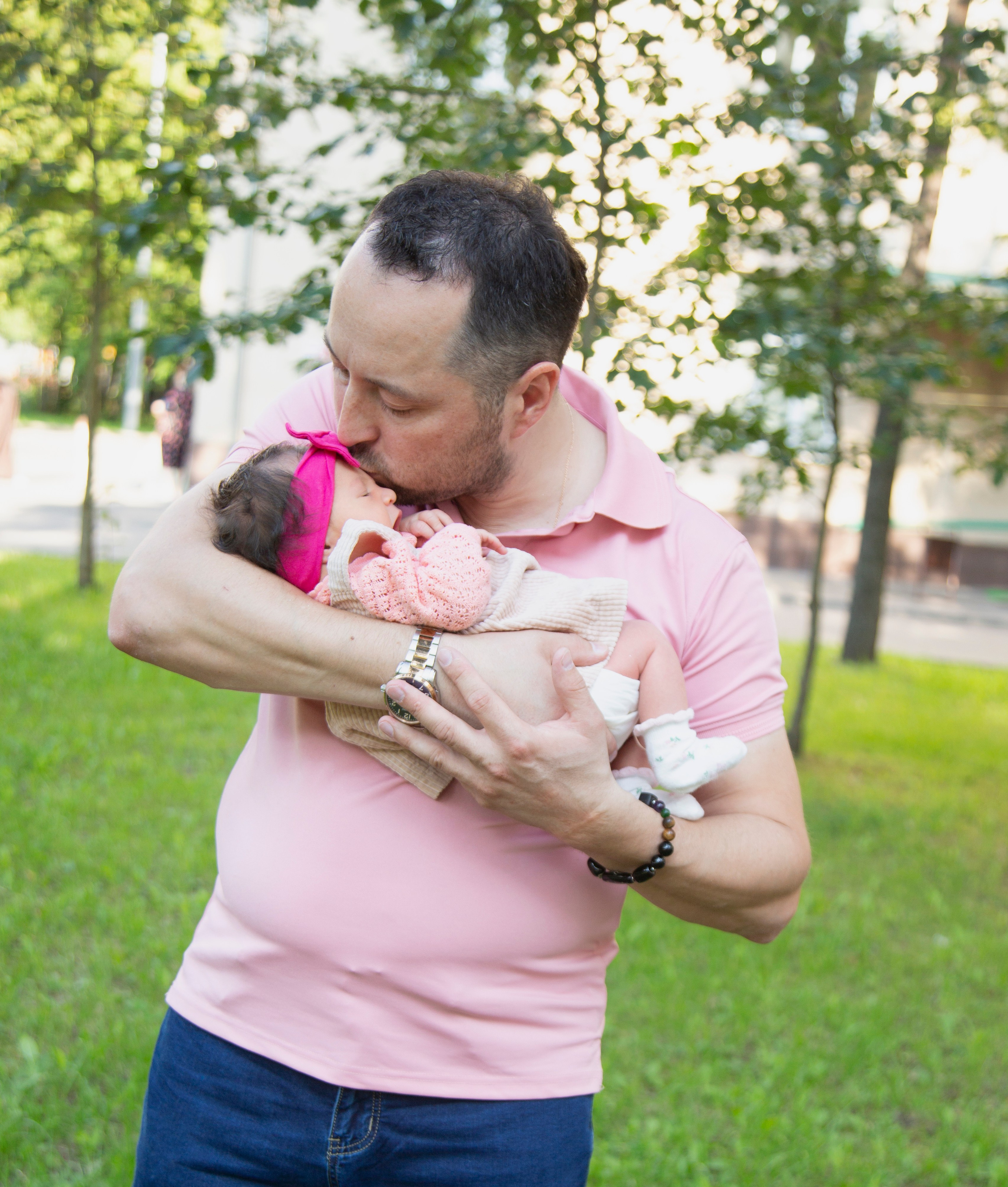 Выписка из роддома в Москве на Щукинской для Рамзии и Эдуарда. Фотосессия в студии в Москве от профессионального фотографа услуги по доступным ценам