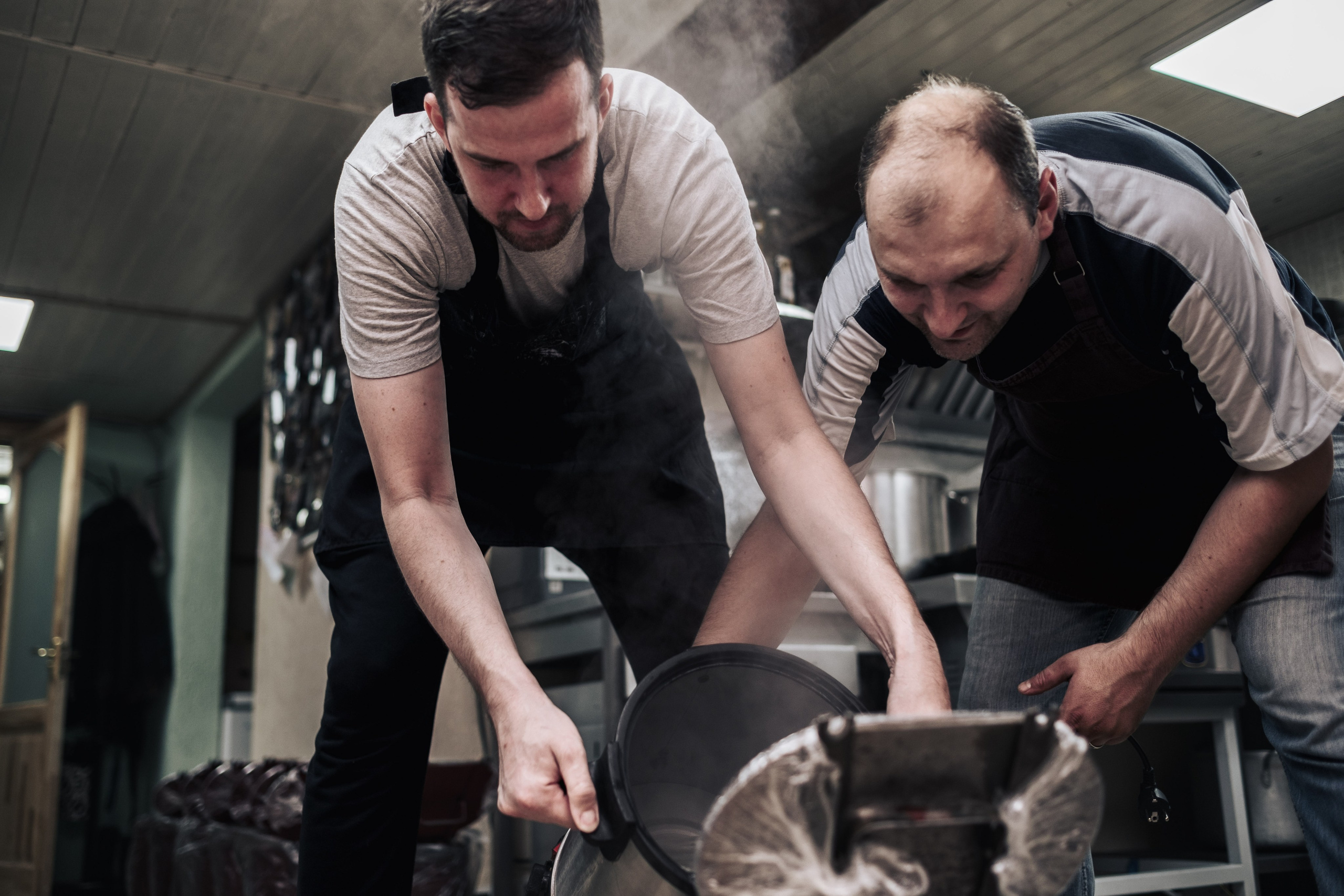 Готовка для бездомных и кормление их в Москве. Фотограф в Москве Максим Скоробогатов