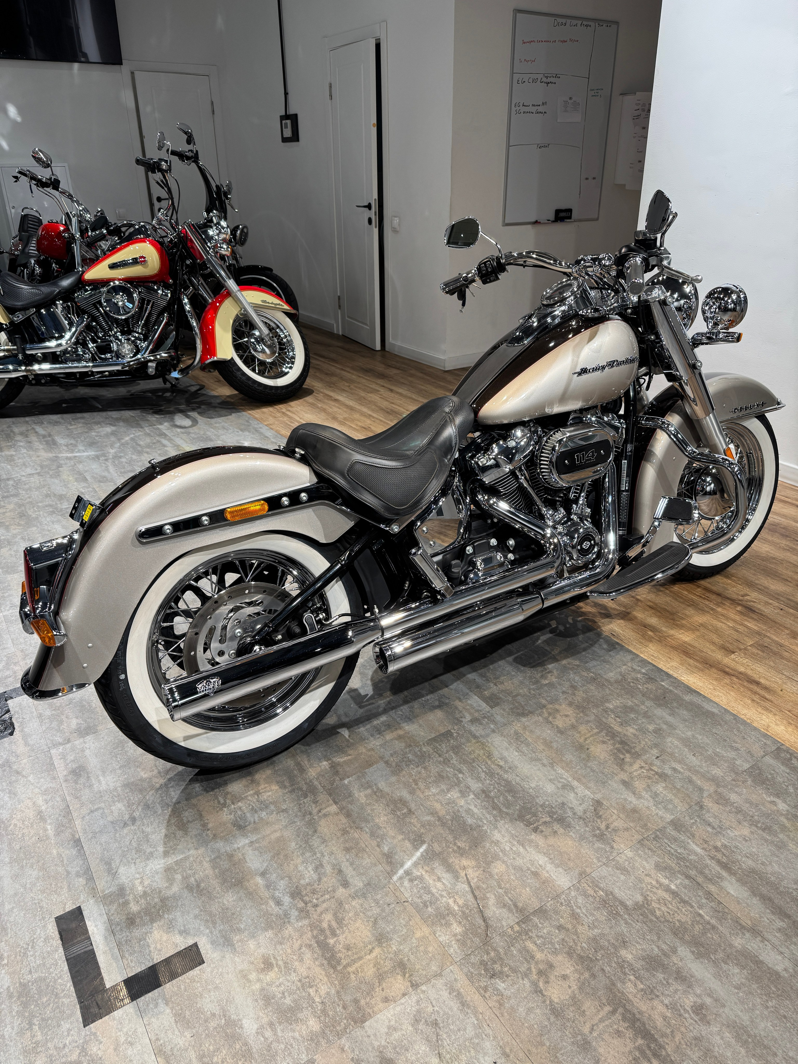 Harley Davidson 2018 Deluxe (Silver Fortune/Sumatra Bro) — купить мотоцикл. Hello Davidson, Москва. Только хорошие мотоциклы…