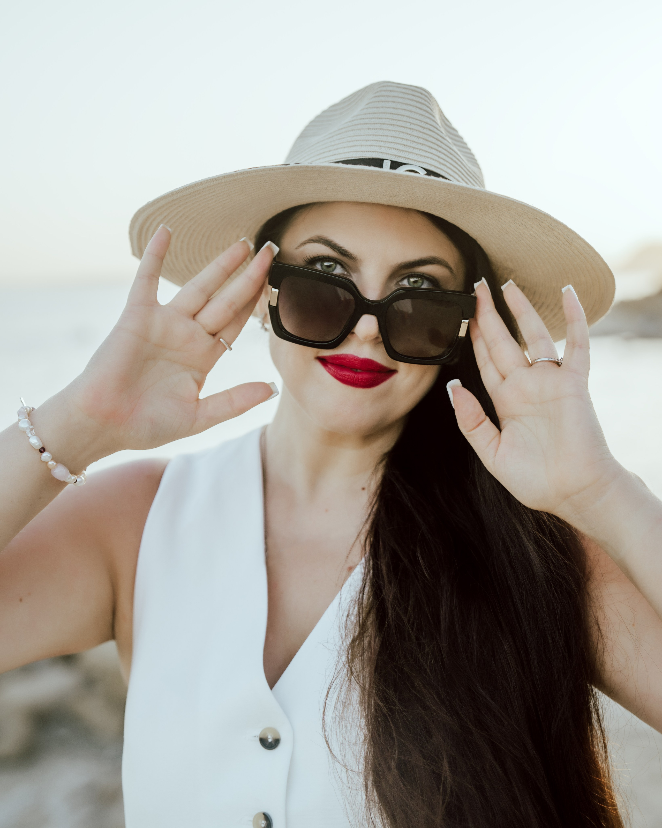 фото девушки в солнечных очках на берегу моря
