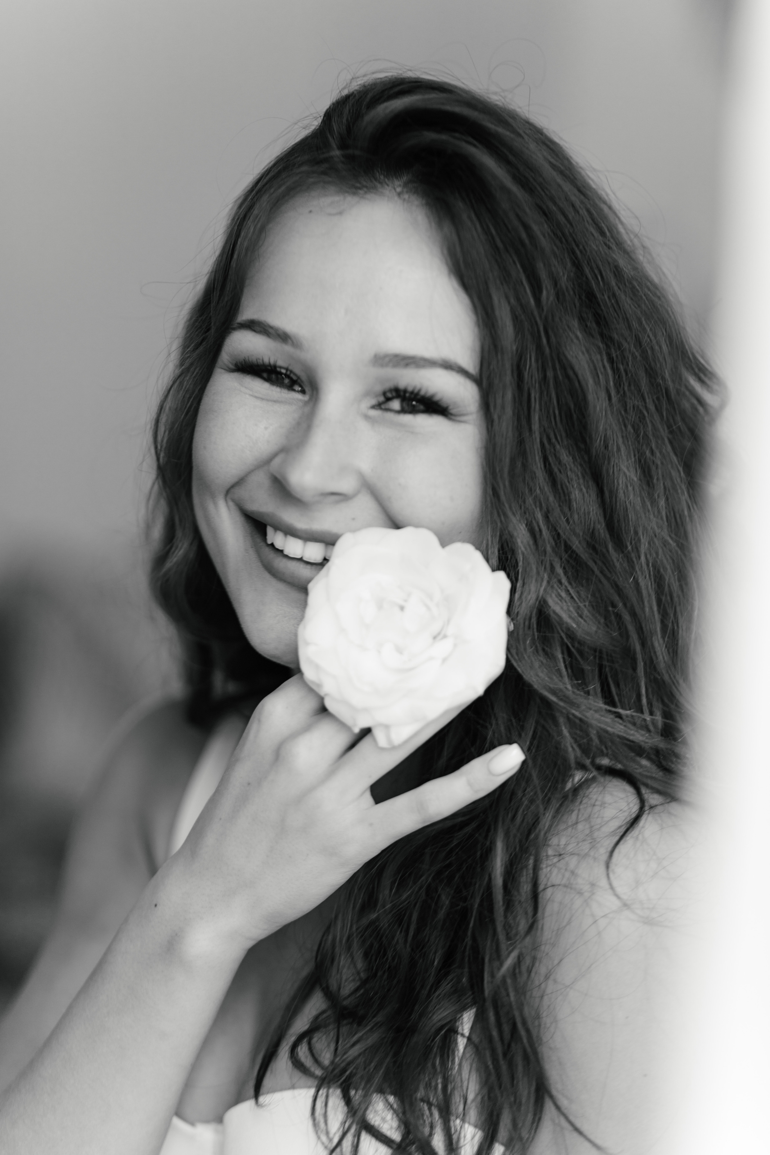 утро невесты, свадебно утро, фотосессия в студии, студийная съёмка, свадебный день, невеста, платье, цветы