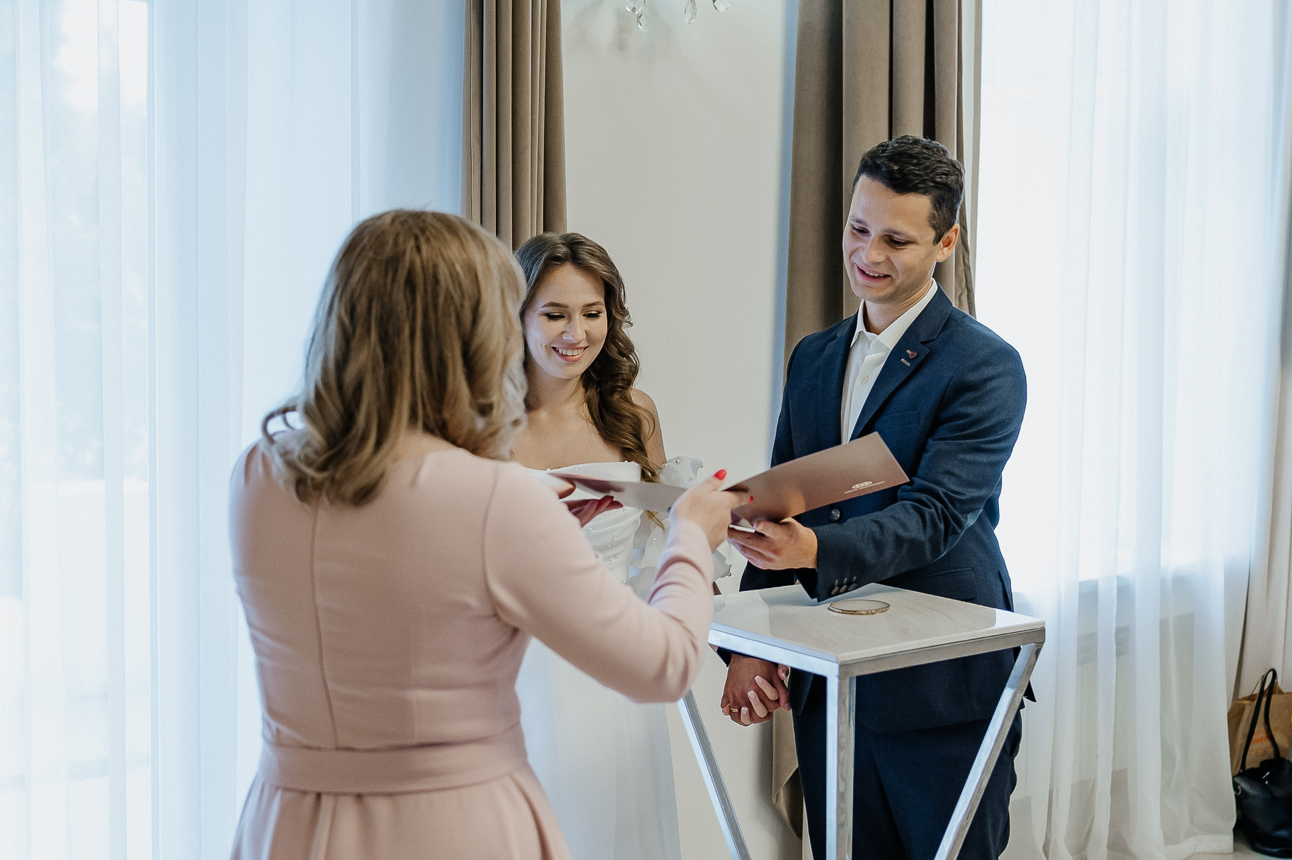 Молодожены получают документ