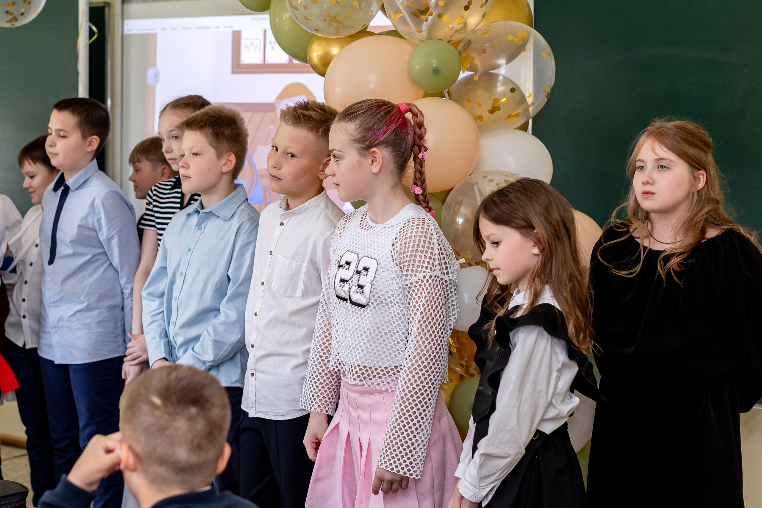 Выпускной в начальной школе в классе. Фотограф и видеограф Москва. Свадебный фотограф, видеограф. Выпускные альбомы. Оживающие альбомы