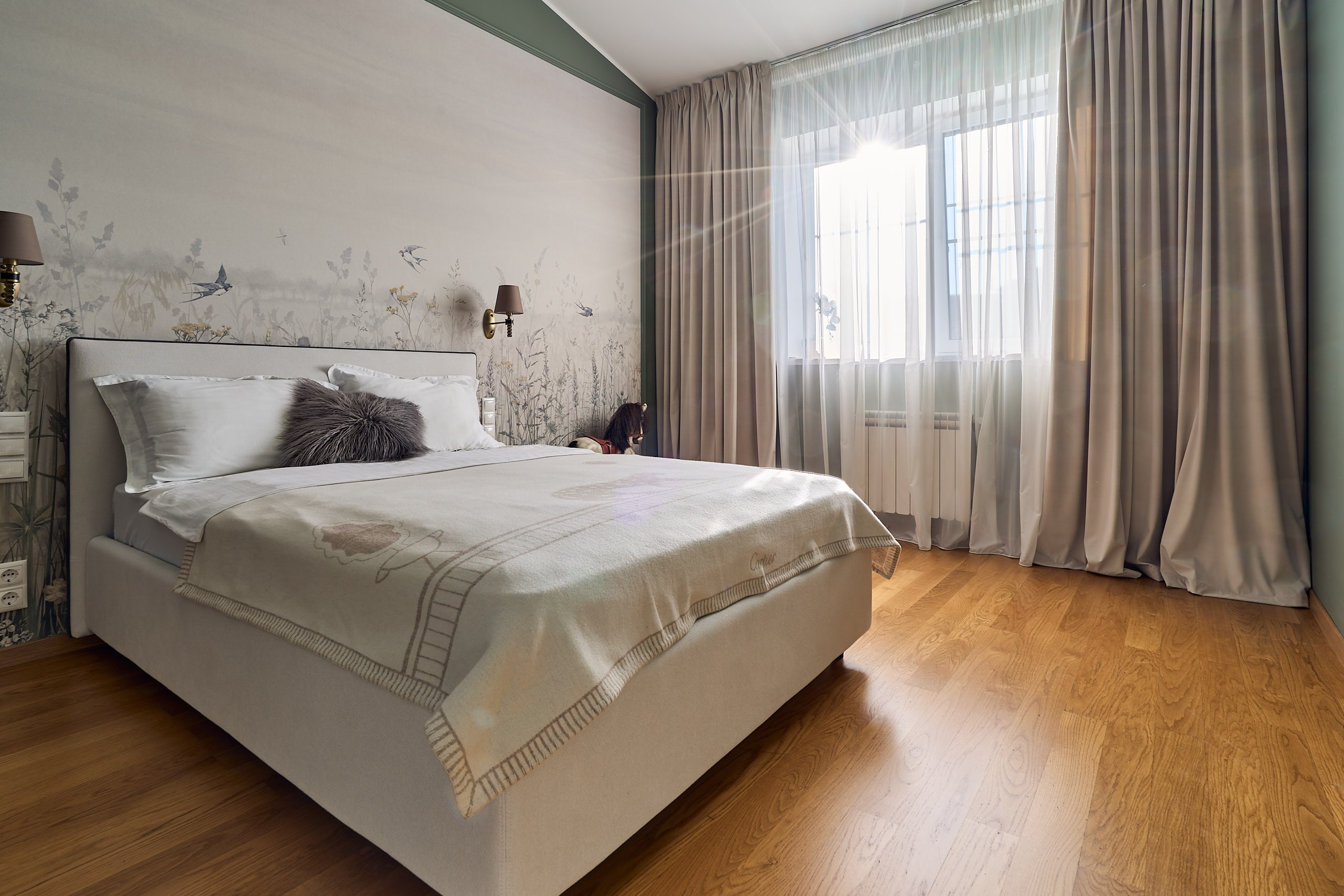 Интерьерная фотография детской в пастельных тонах, общий план, вид на кровать и окно