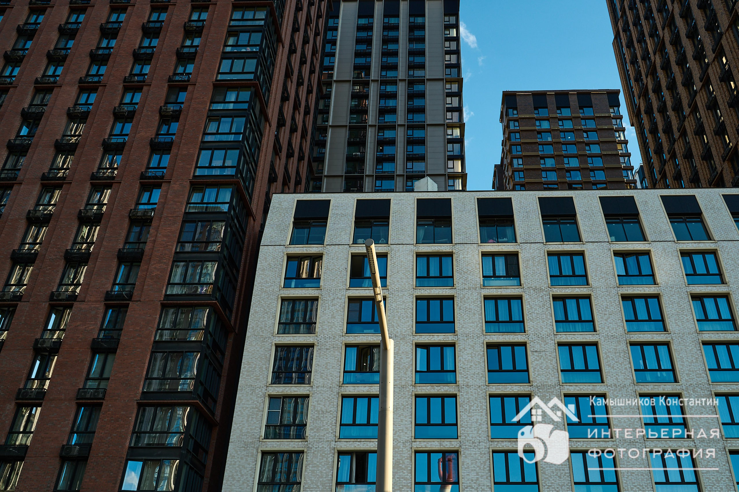 Архитектурное фото частей разноэтажных корпусов ЖК Метрополия