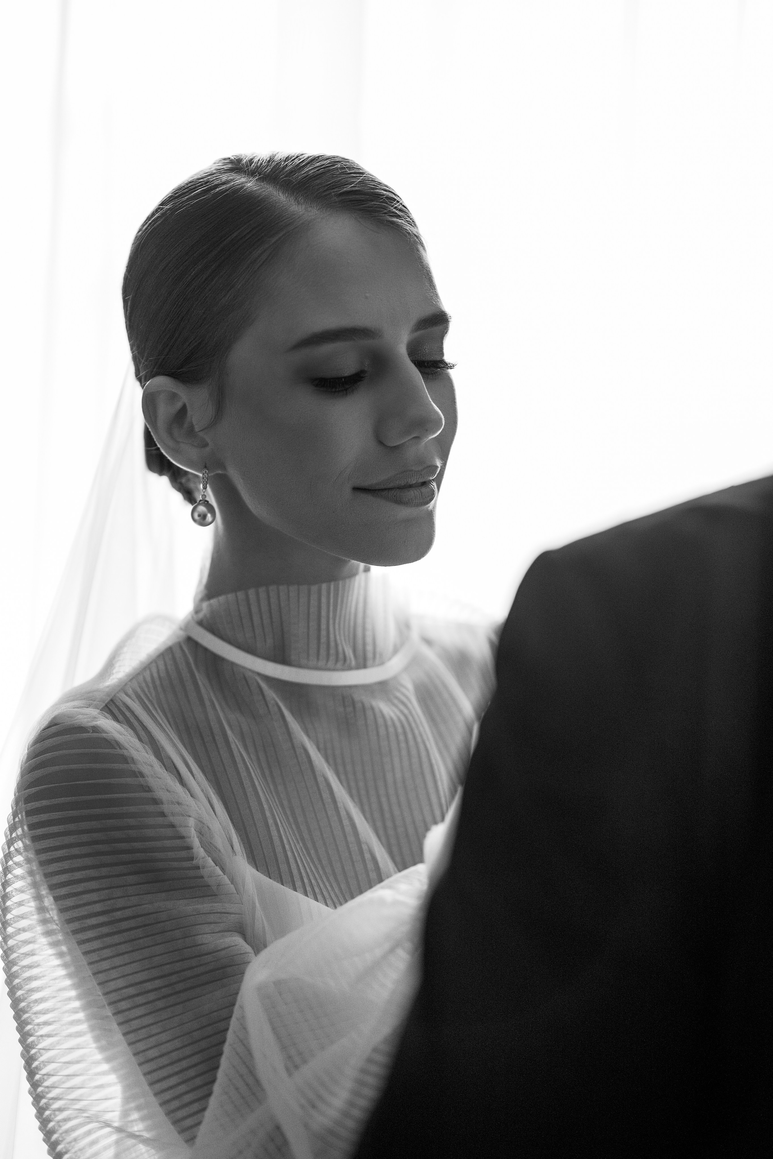 Невеста надевает бутоньерку