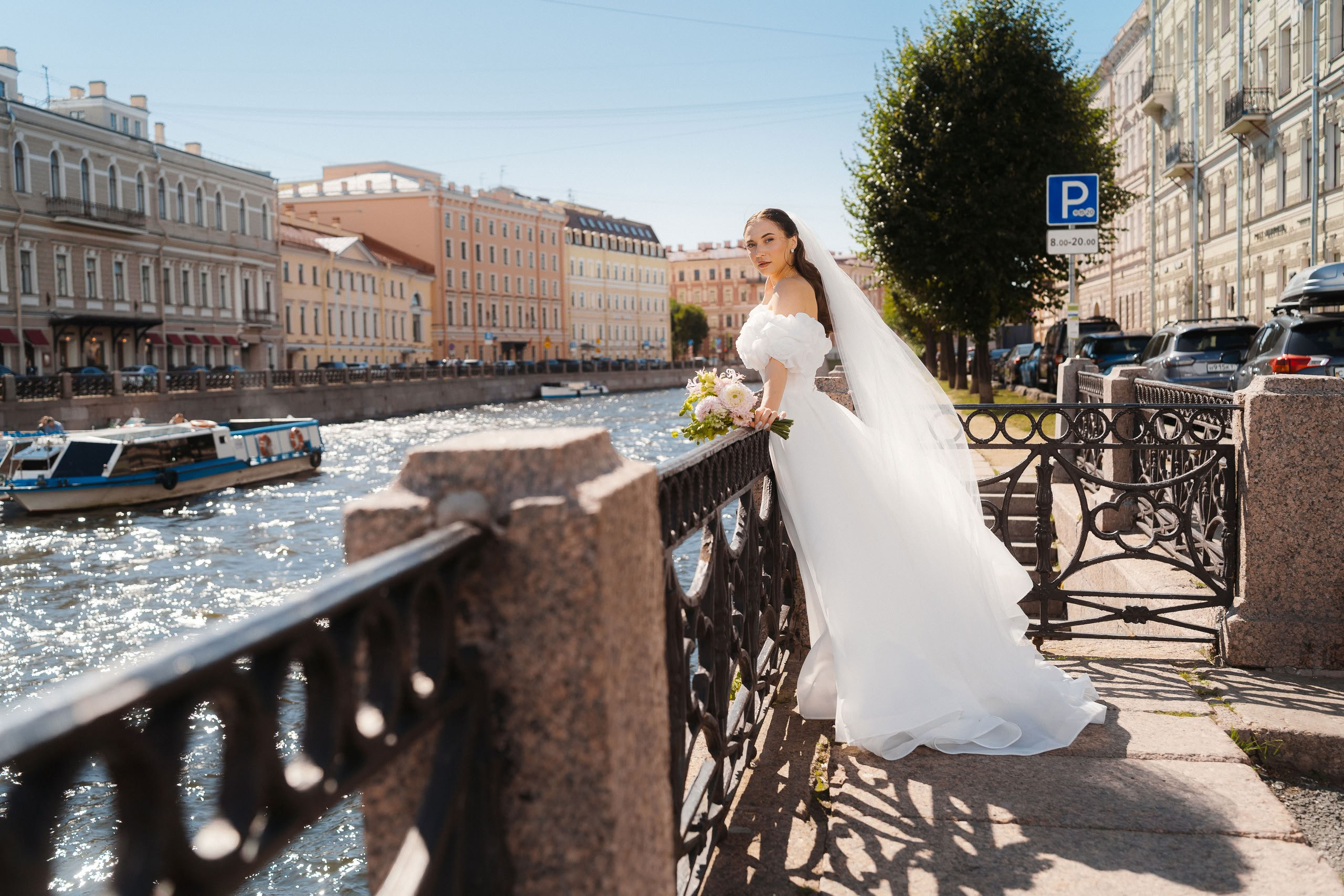 Свадебная прогулка у набережной Фонтанки в Санкт-Петербурге, невеста в платье с длинным шлейфом