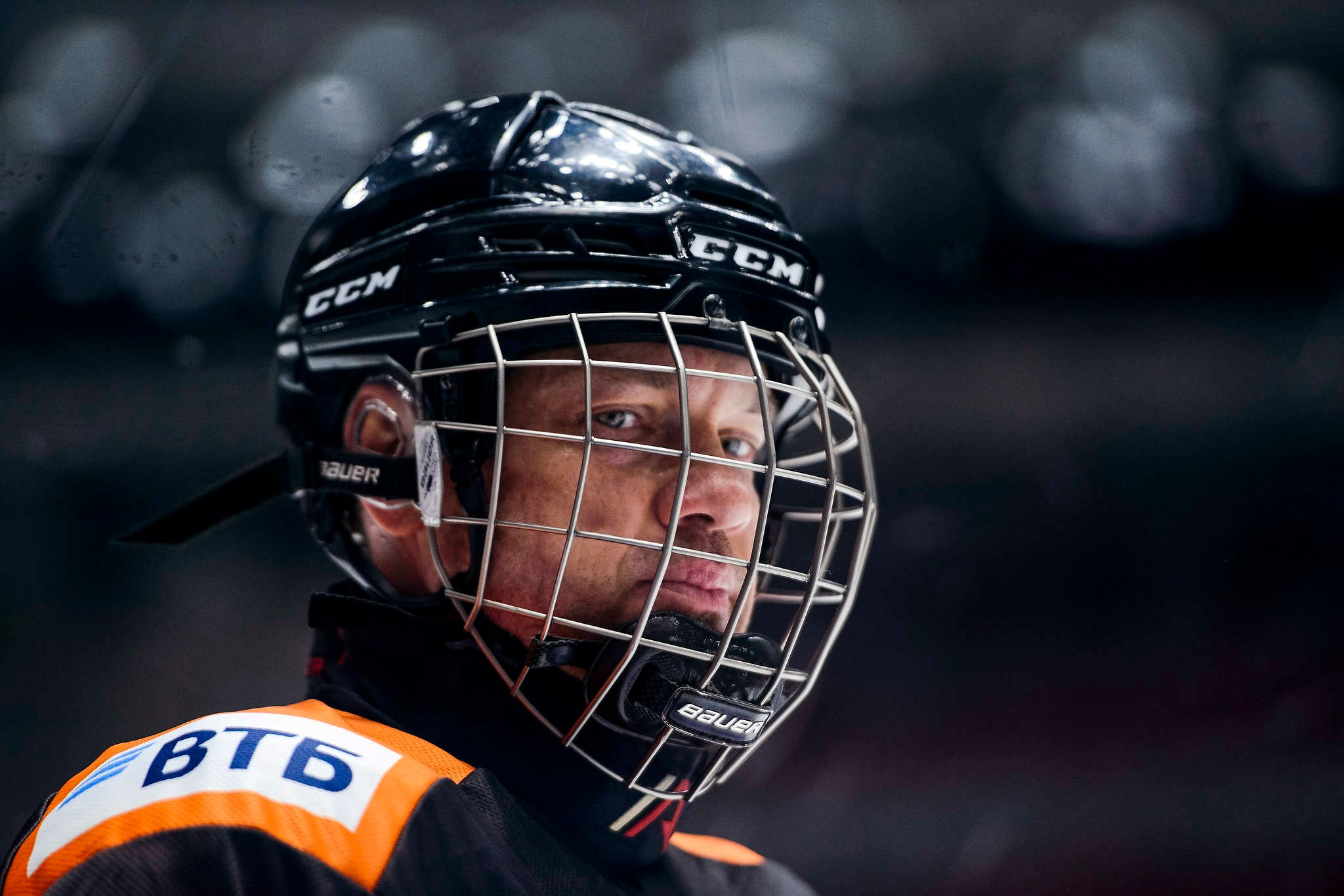 Любительская хоккейная команда играет в хоккей на сборах в городе Сочи. Съемка 2023 года.