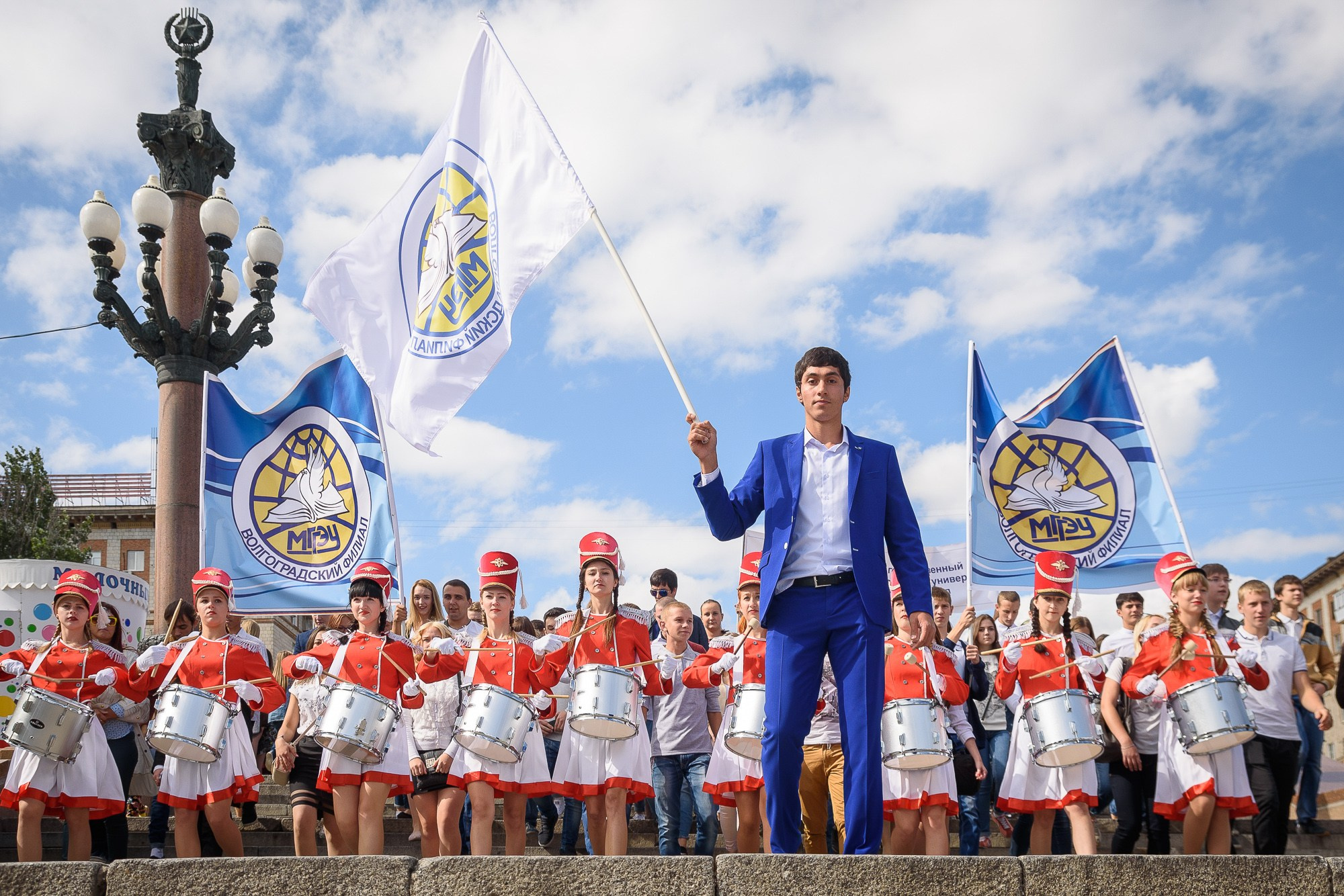 Студенты идут с транспарантом по ступеням набережной Волгограда