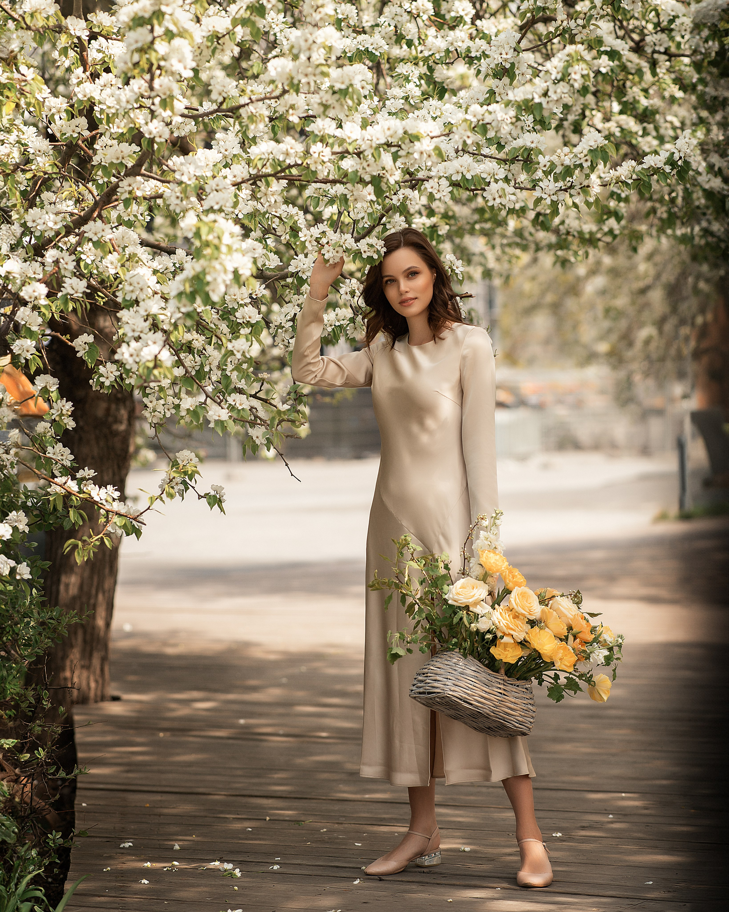 Фотосессия девушки в цветении. Женский фотограф в Москве Богдашкина Динара