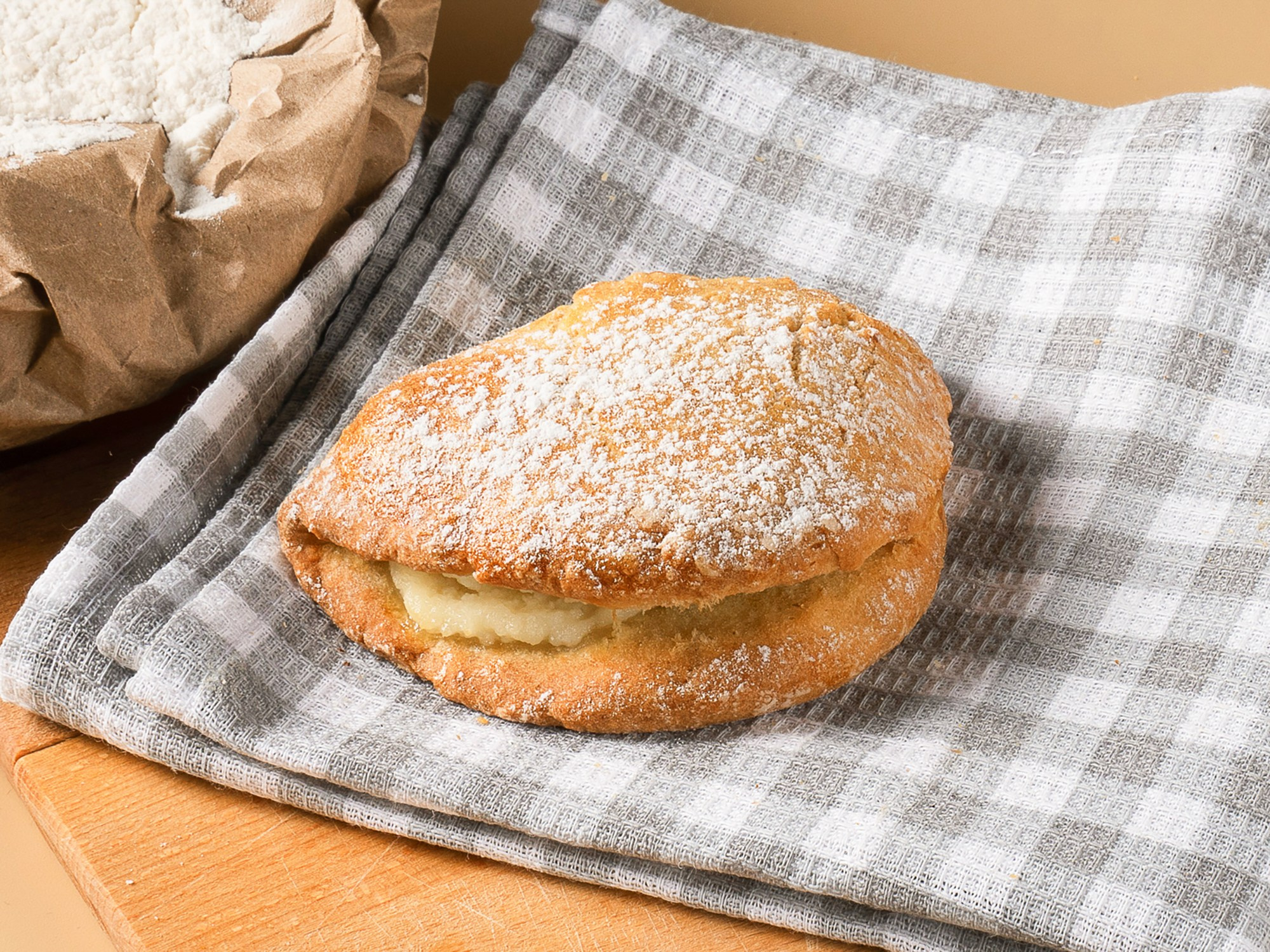 Сочень с творогом на светлом фоне