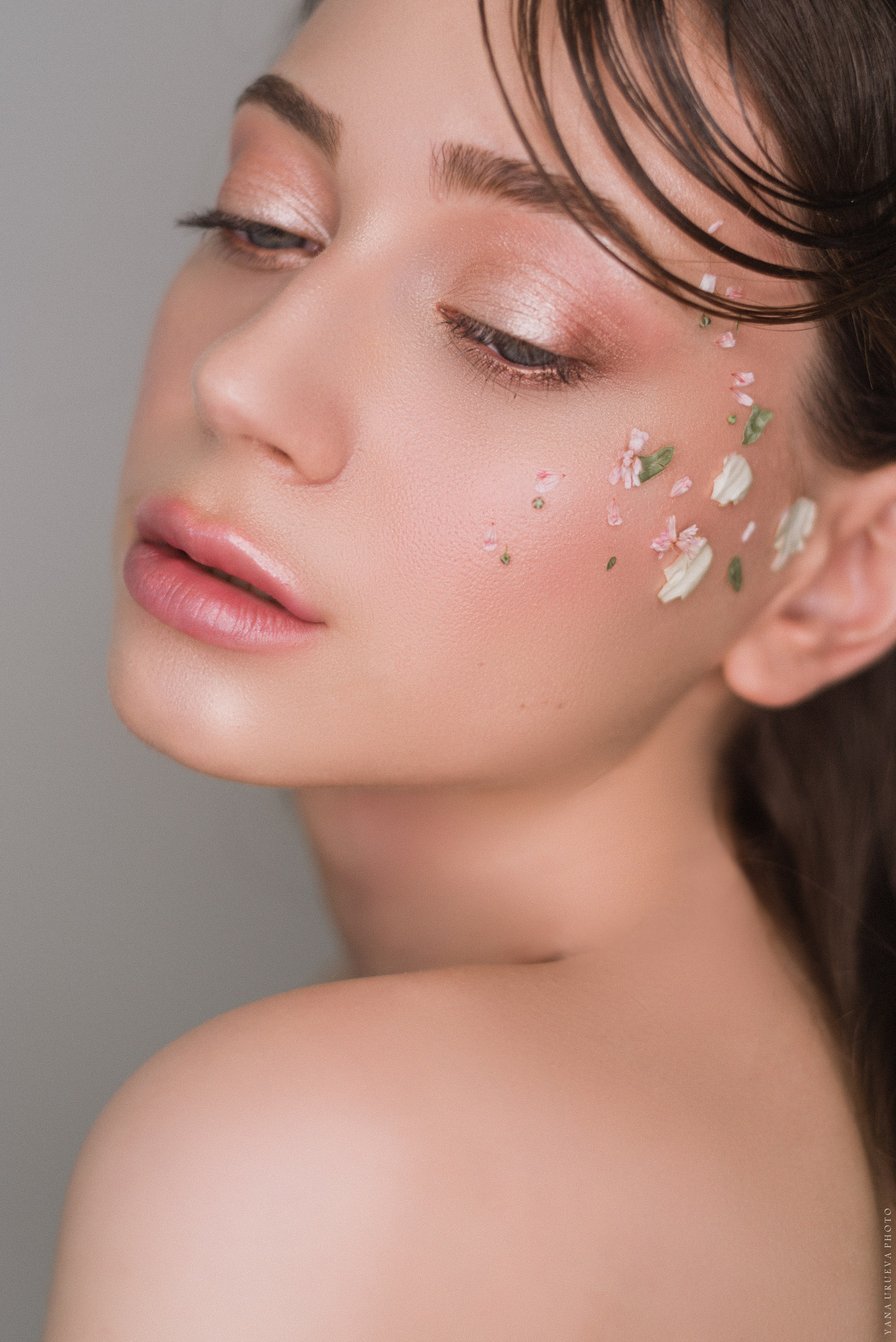 Идея для креативного макияжа в розовых тонах