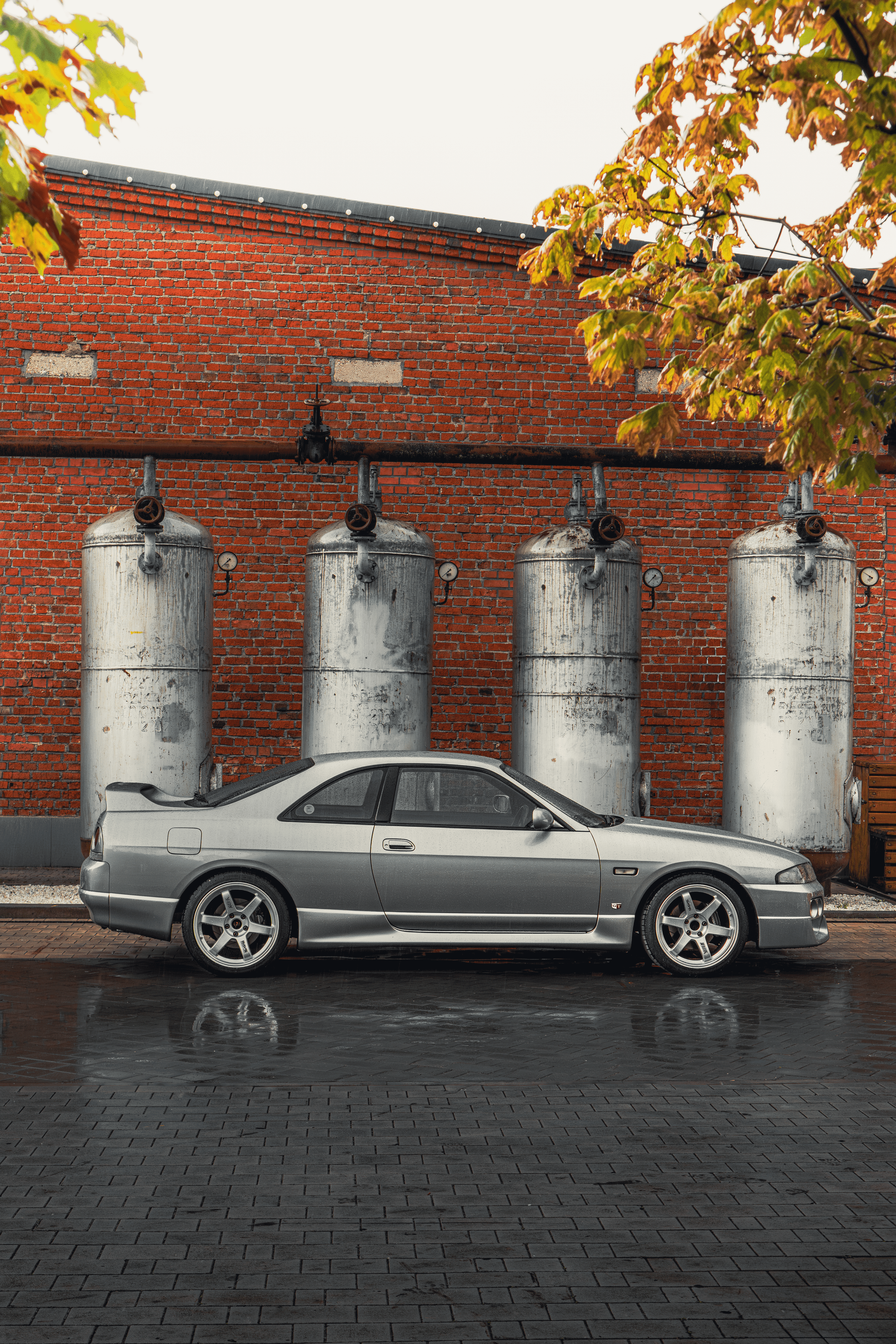 Nissan Skyline R33: серая тучка в дождливый день
