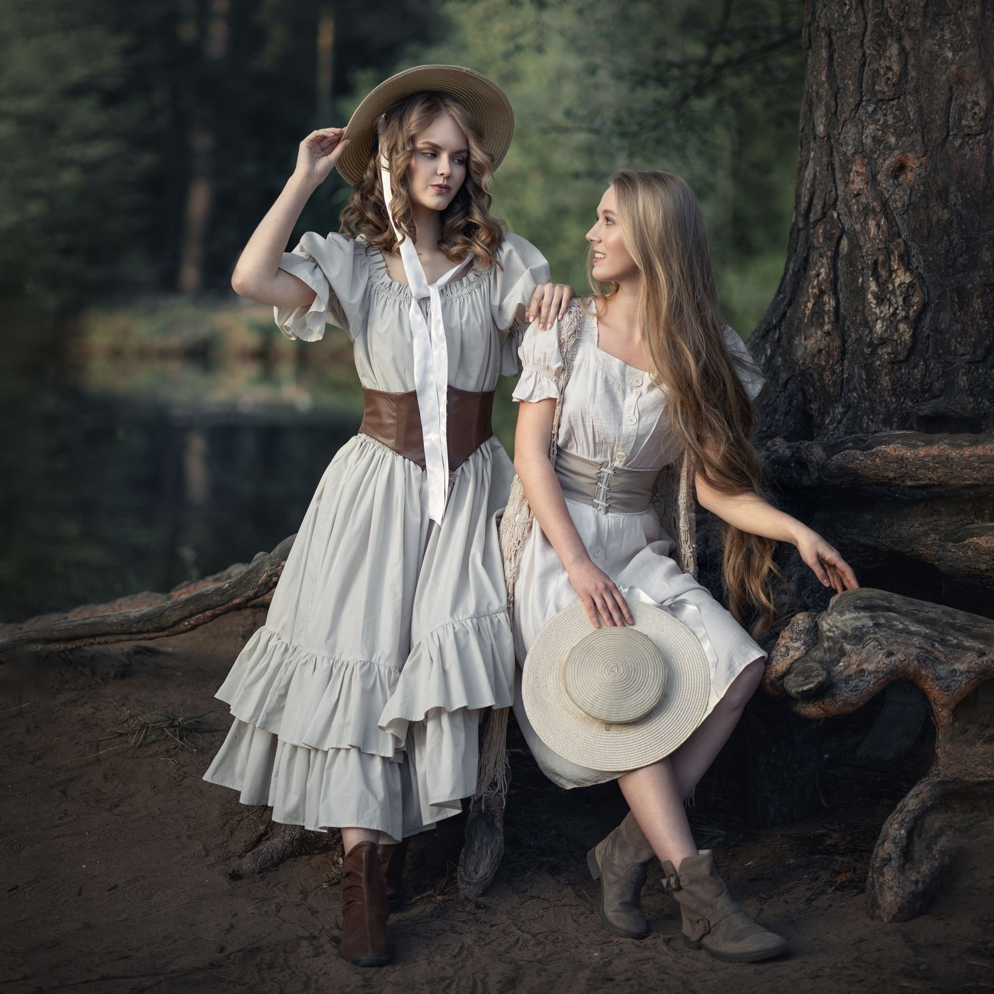 сказочная фотосессия на корнях дерева девушки в исторических костюмах