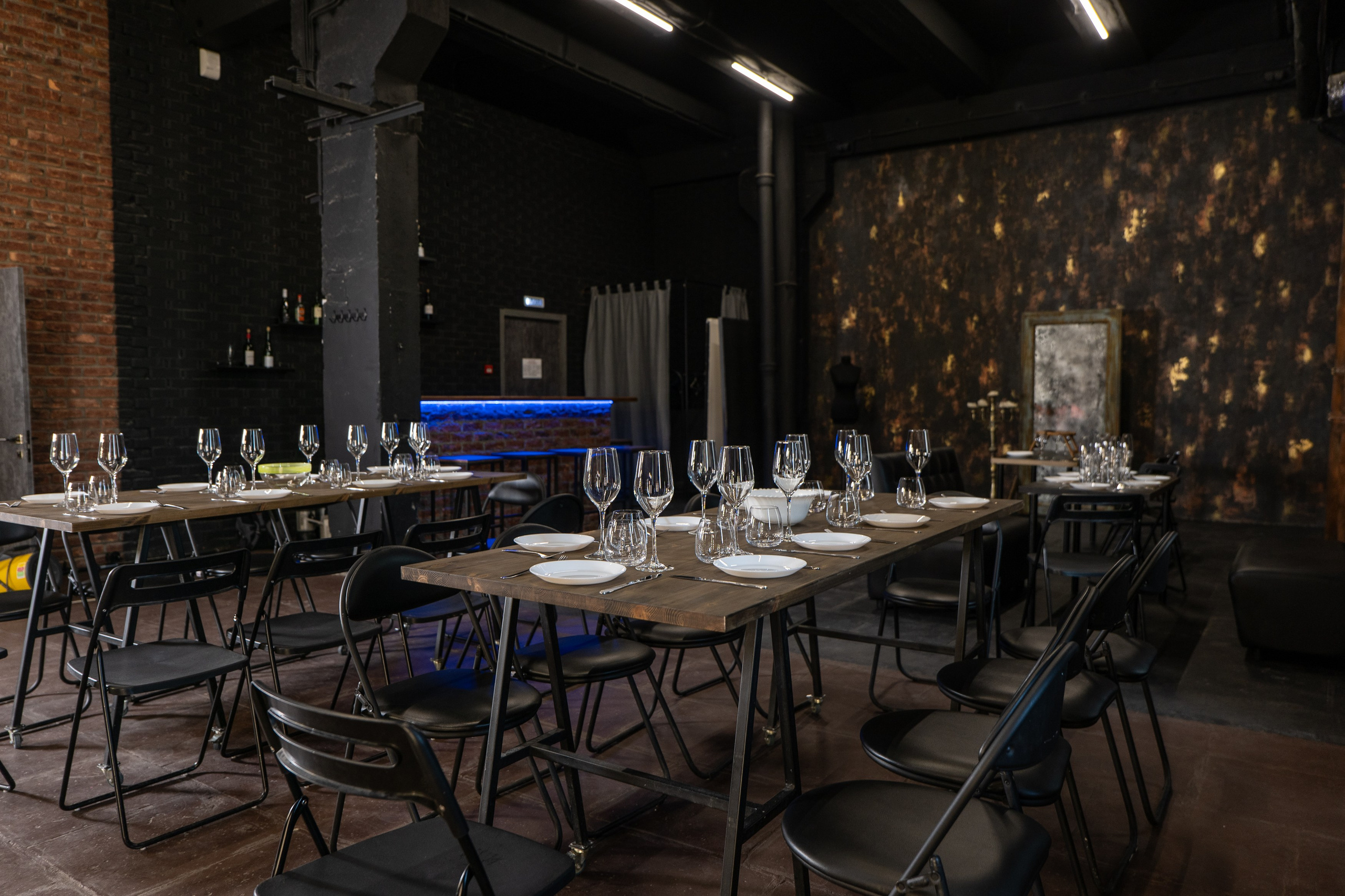 Можно арендовать лофт для вечеринок. Посуда оплачивается дополнительно