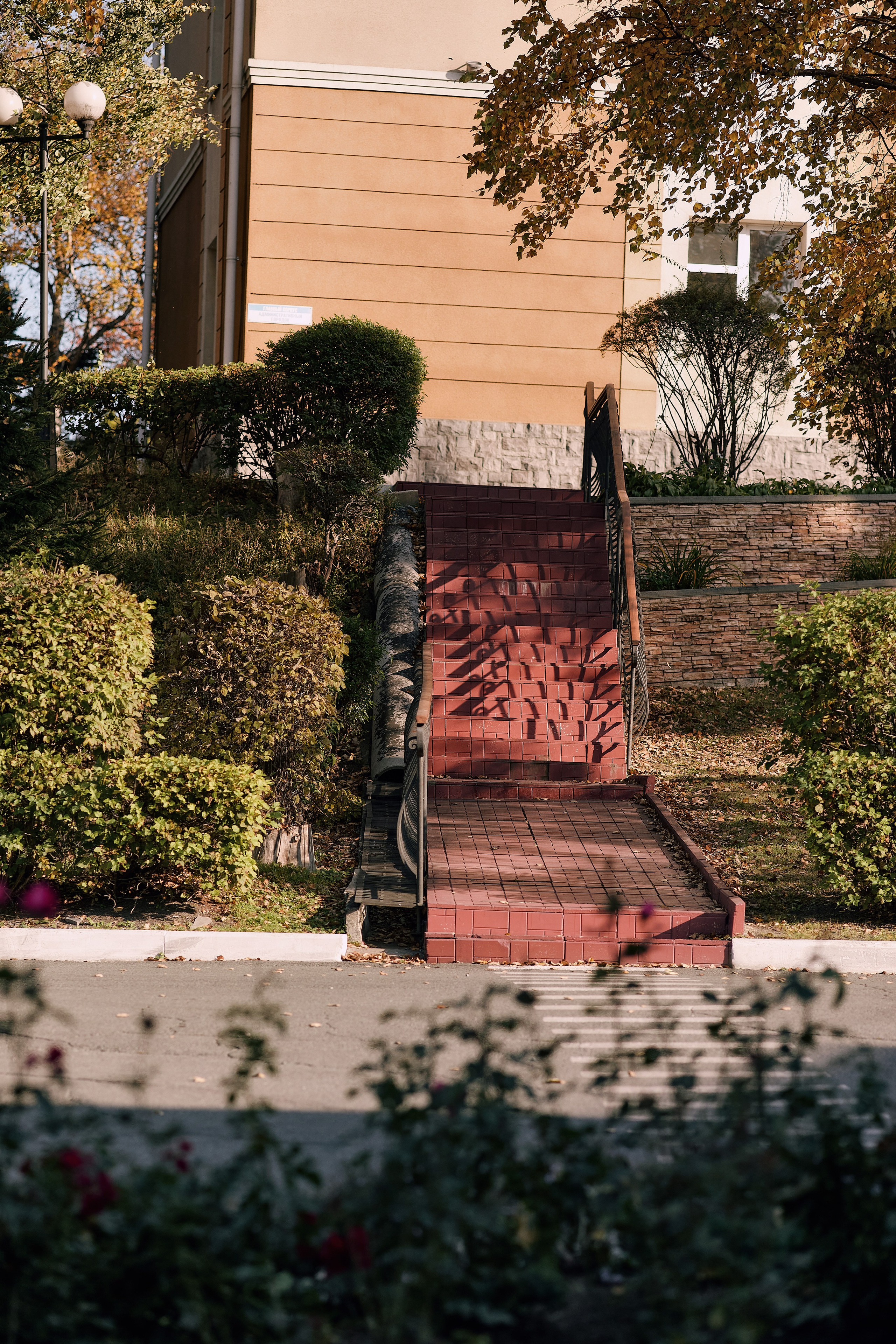 Лестница с красными ступенями