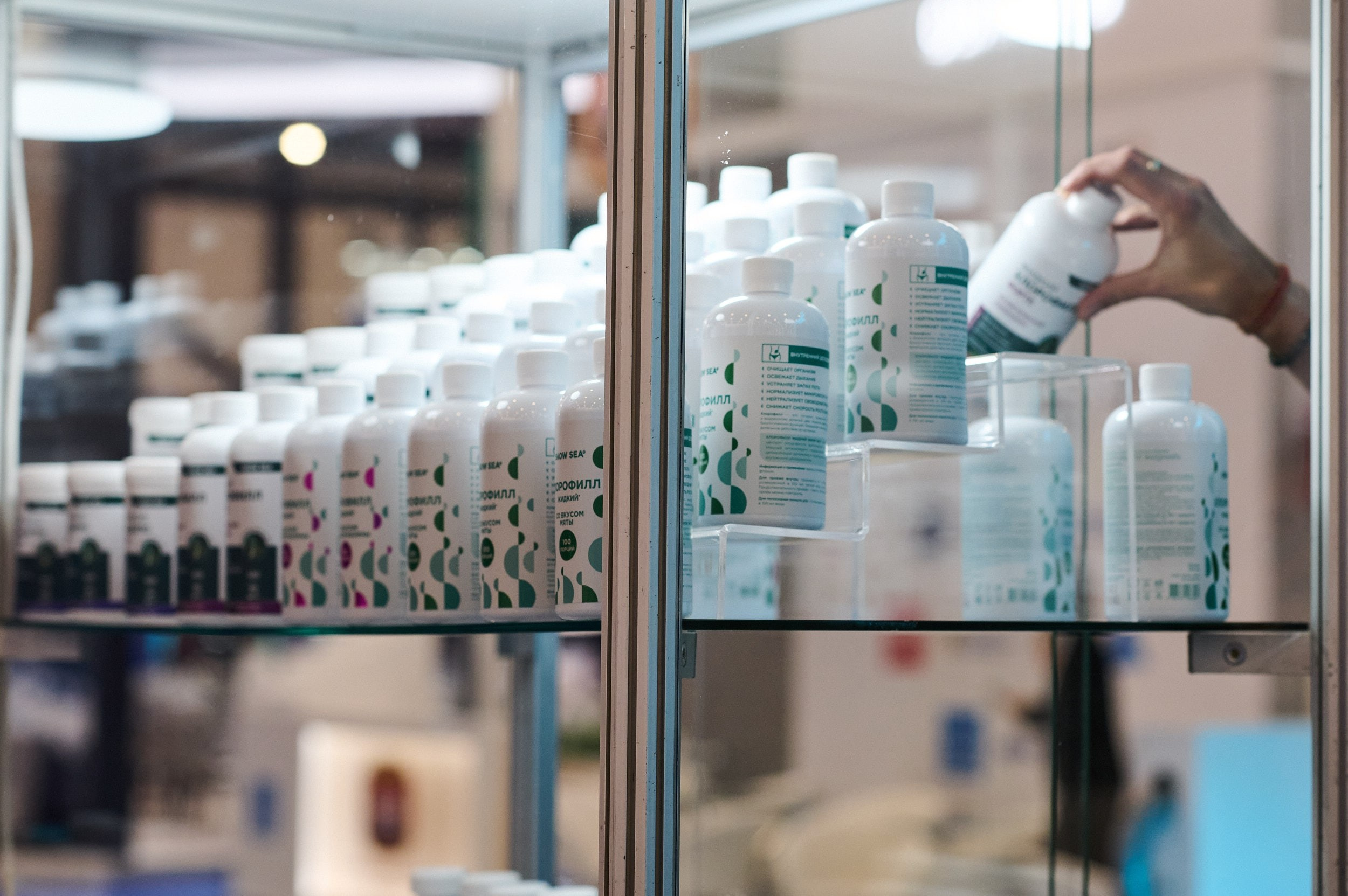 Шкаф с продукцией компании Snow Sea на выставке Seafood Expo Russia 2025. Репортажная съёмка, Экспофорум, Санкт‑Петербург