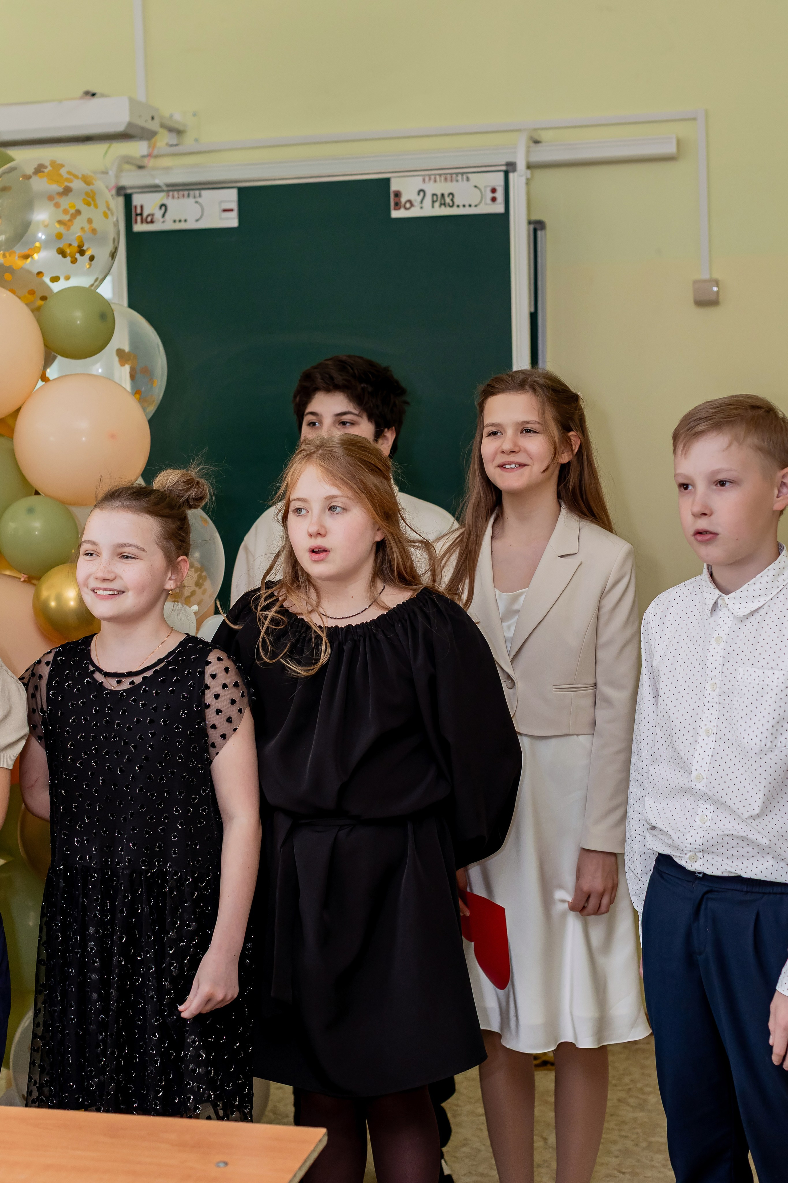 Выпускной в начальной школе в классе. Фотограф и видеограф Москва. Свадебный фотограф, видеограф. Выпускные альбомы. Оживающие альбомы