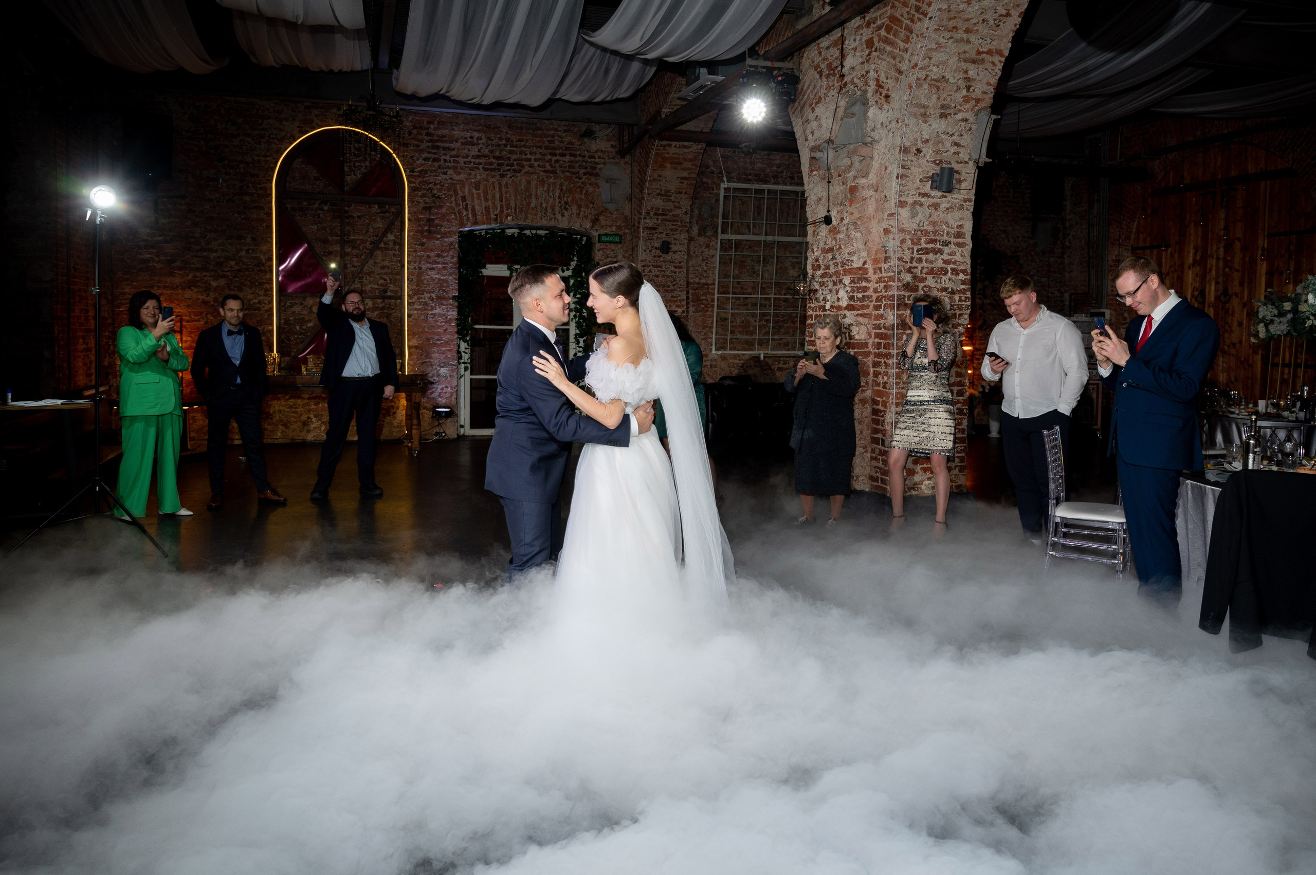 Осенняя великолепная свадебная прогулка жениха и невесты в октябре в Санкт-Петербурге в Михайловском парке и у Атлантов на Миллионной улице. Портретный, семейный и свадебный фотограф в Санкт-Петербурге и в Пушкине Ширяев Денис