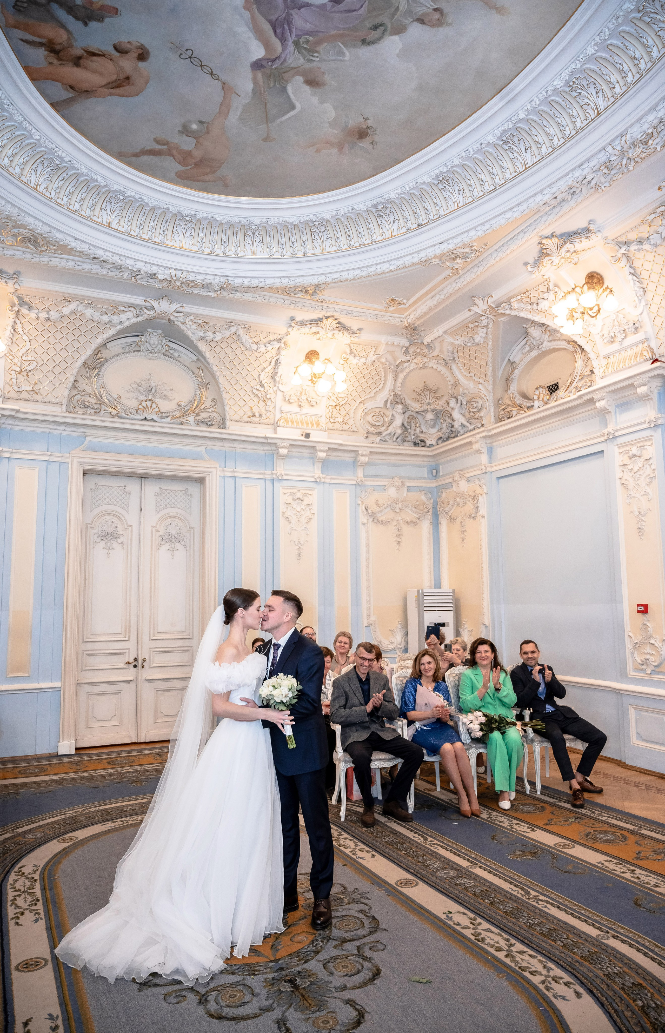 Осенняя великолепная свадебная прогулка жениха и невесты в октябре в Санкт-Петербурге в Михайловском парке и у Атлантов на Миллионной улице. Портретный, семейный и свадебный фотограф в Санкт-Петербурге и в Пушкине Ширяев Денис