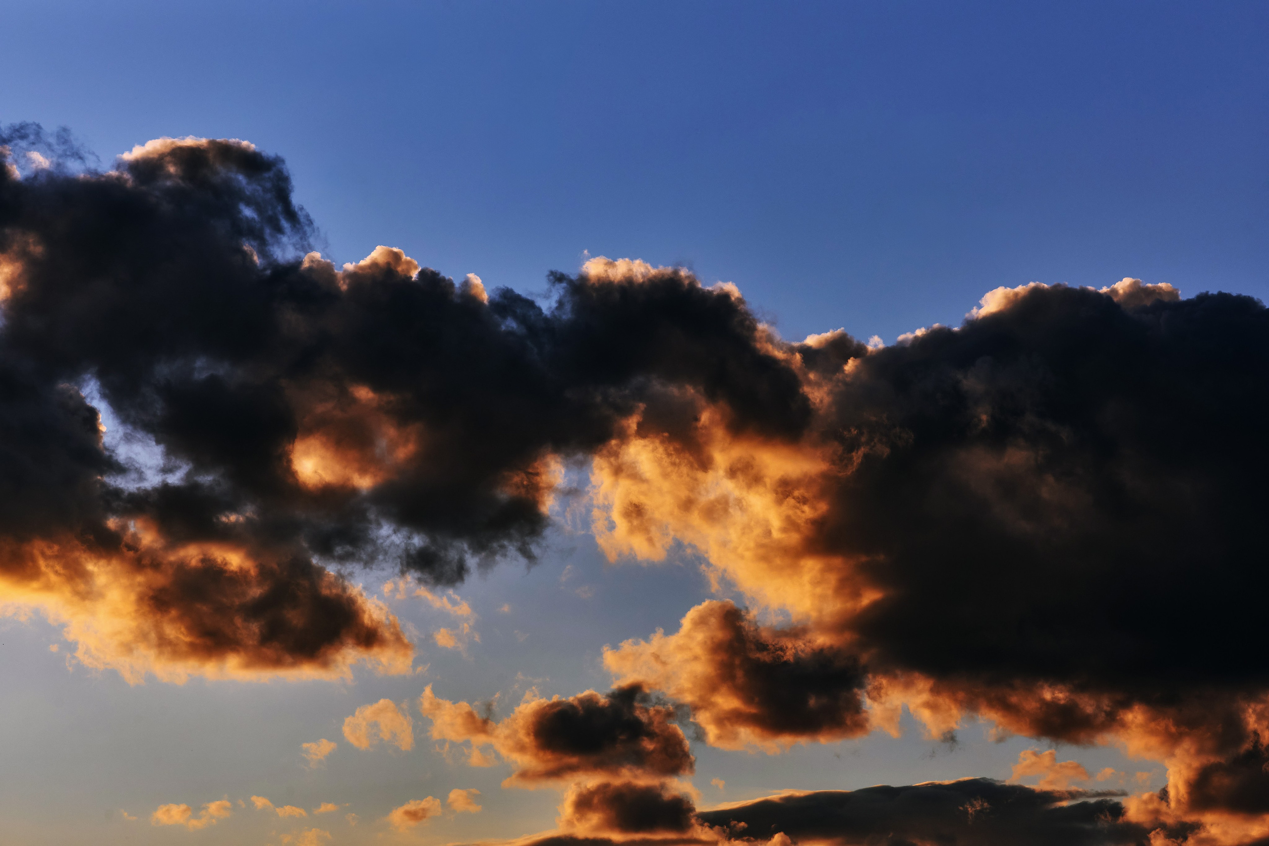 Догорающие закатные облака на небе, фото в высоком разрешении