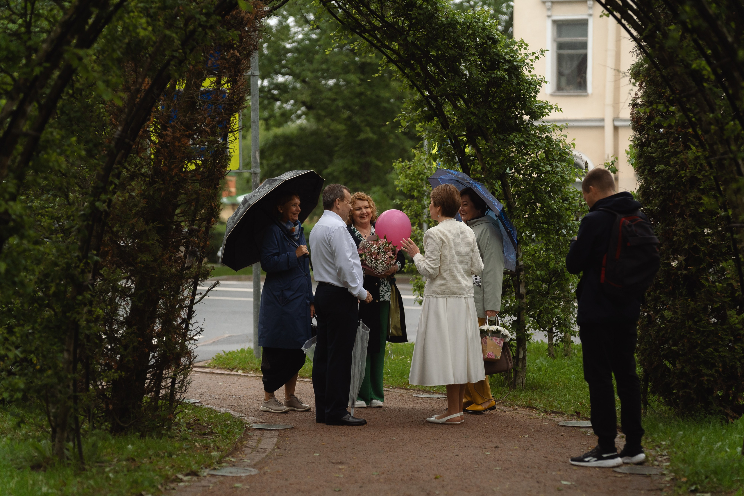 Молодожёны с родителями и друзьями