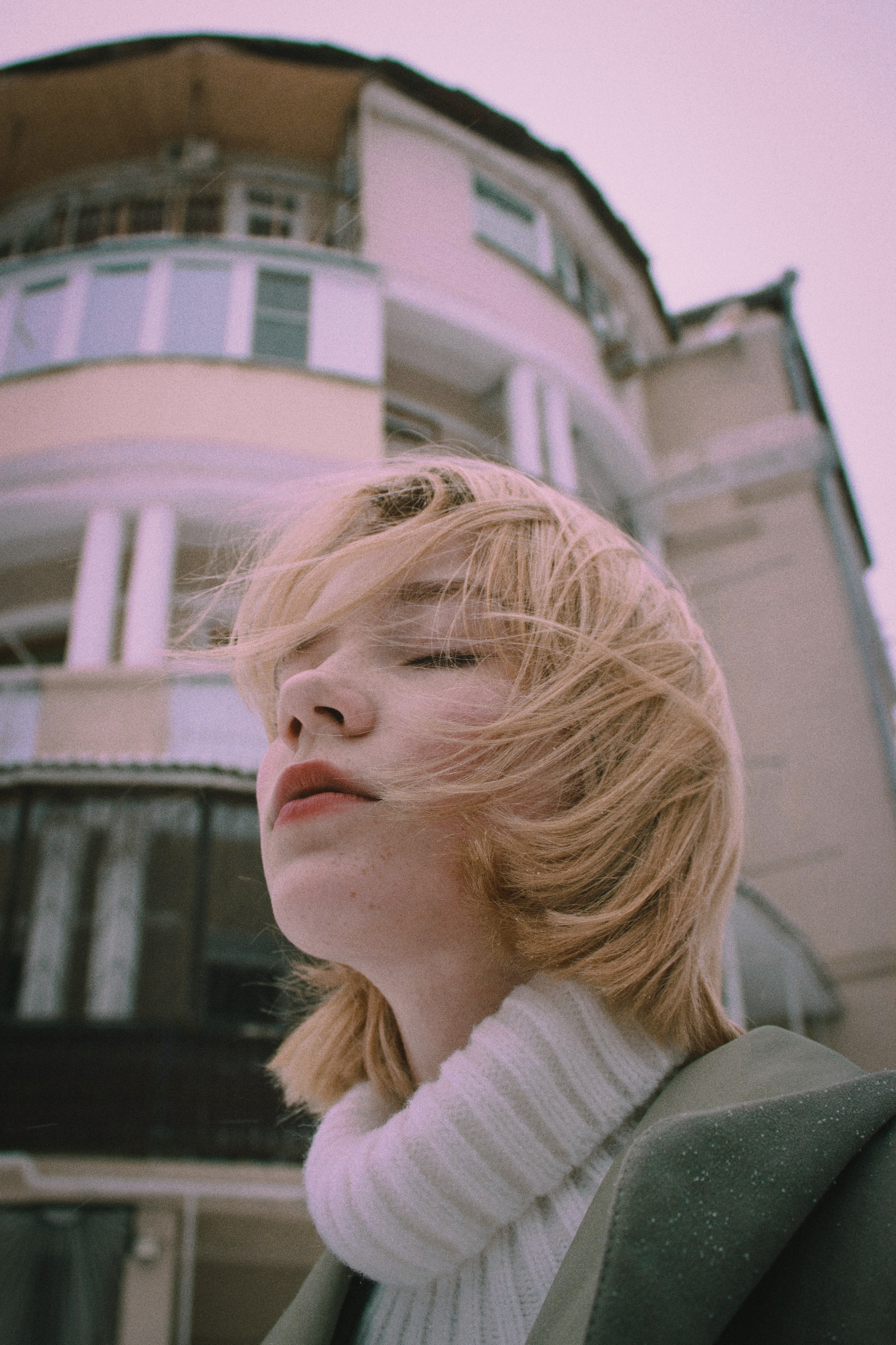 Индивидуальная съемка - портрет девушки со светлыми волосами зимой в снежную погоду