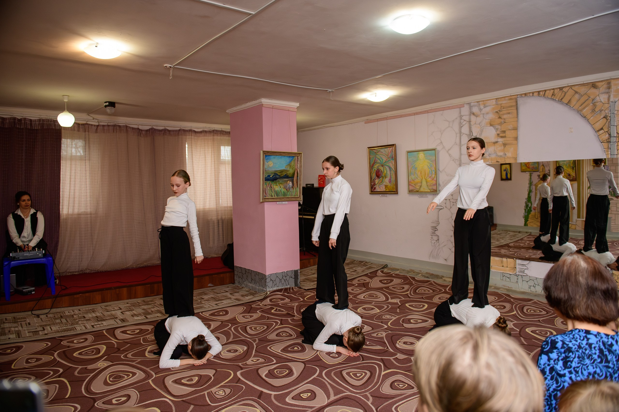Выставка «Влюбленная в мир». Художница Татьяна Иванова-Гуляева. Семейный клуб «Открытый город»