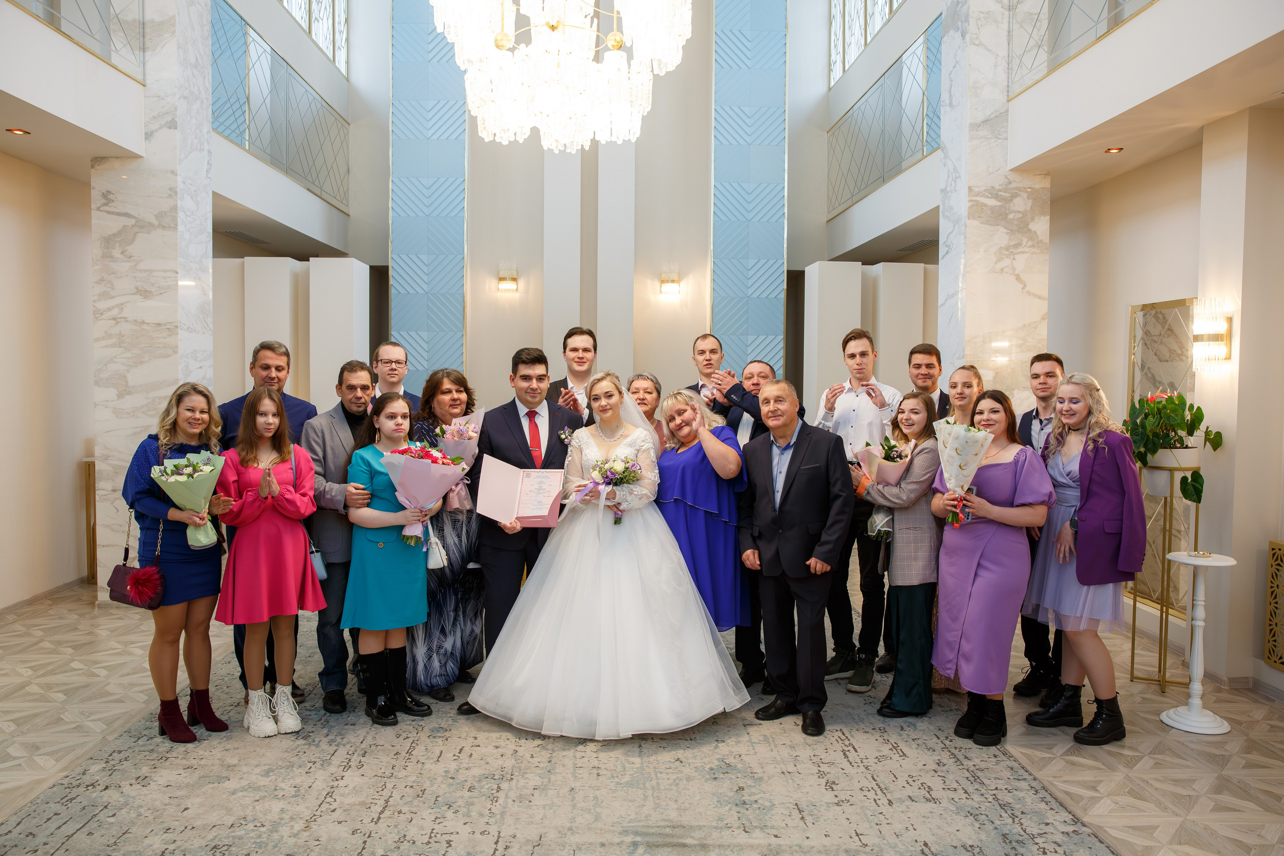 Групповая фотография с женихом и невестой в Дворце бракосочетания №4 Москва