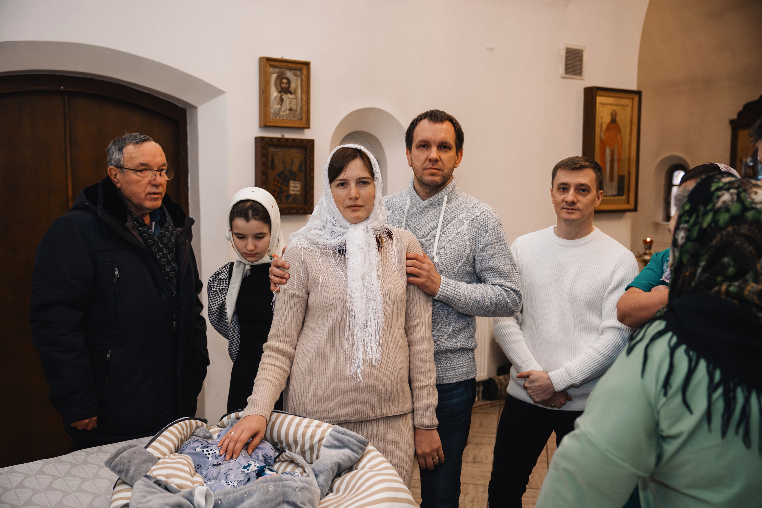 перед крещением, совместное фото родителей и крёстных
