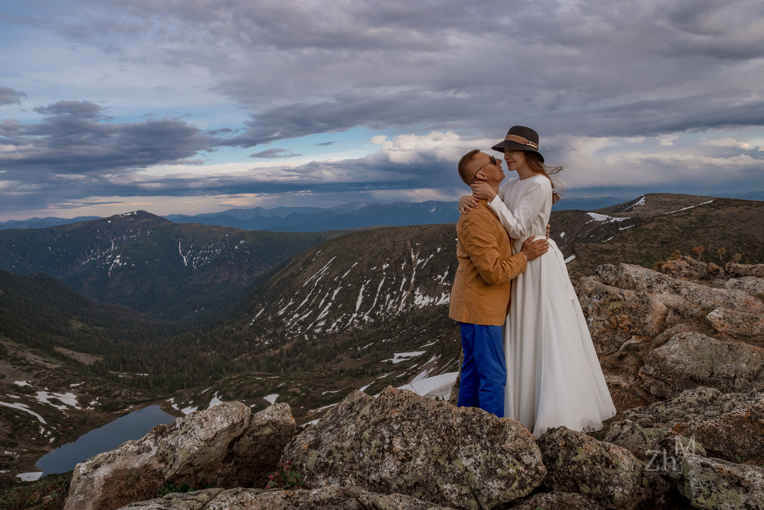 Свадебная фотосессия на Байкале и горах. Семейный и свадебный фотограф в Иркутске Максим Жигалов