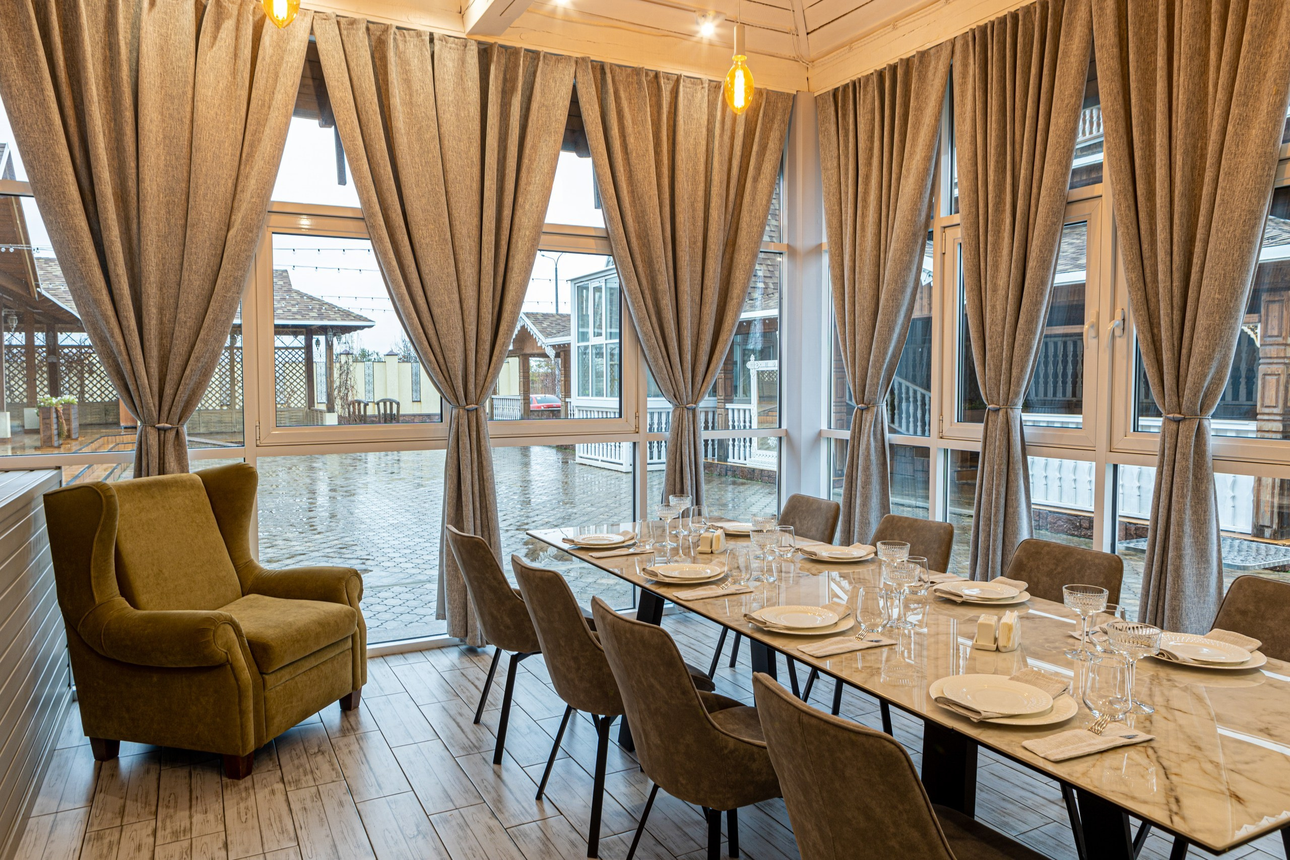 Банкетный зал ресторана «Дача». Фотограф в Оренбурге. Профессиональный фотограф