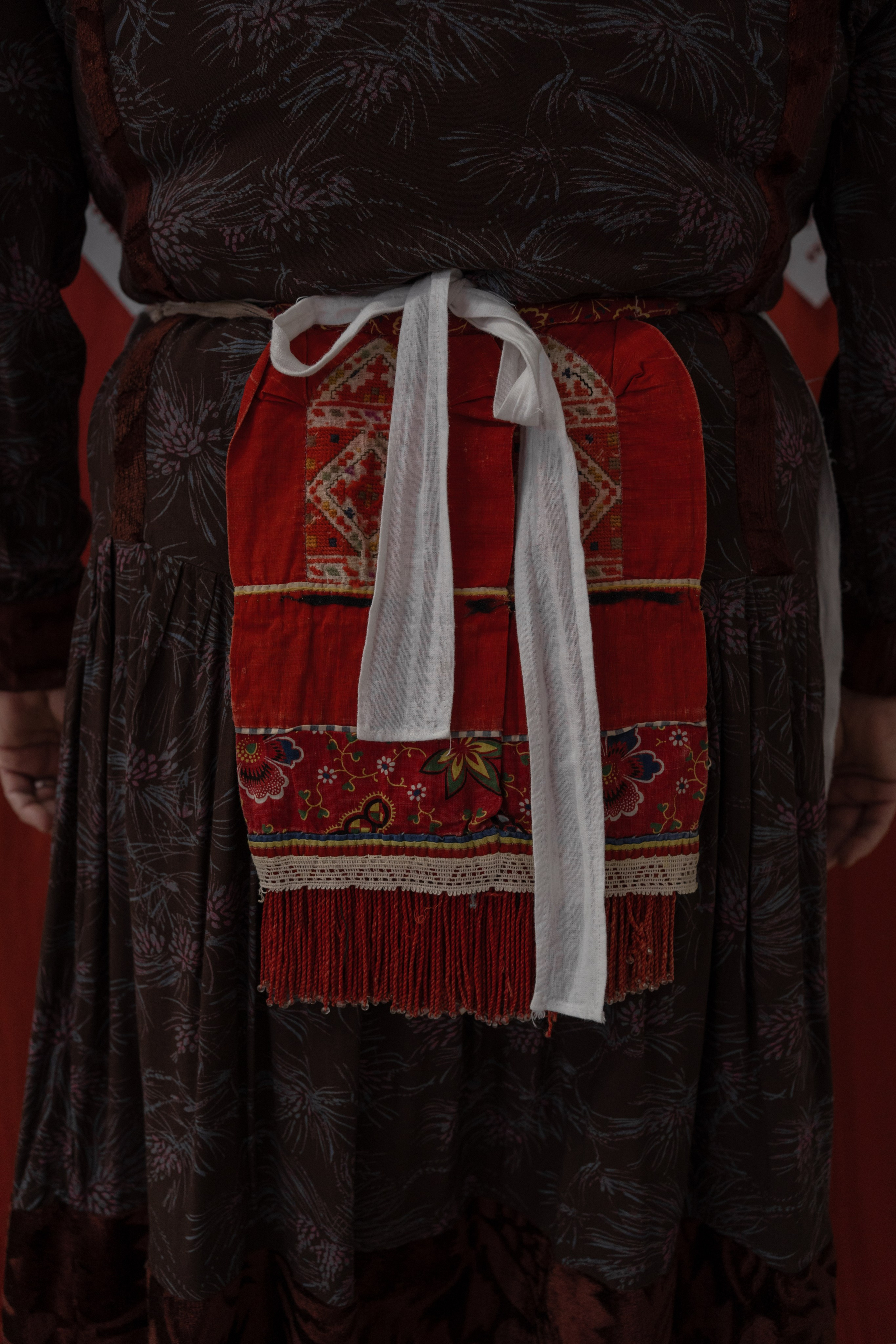 Чувашская традиционная поясная повязка сарă из коллекции чувашских костюмов в местном доме культуры. Село Староганькино, Самарская область, декабрь 2023 год.