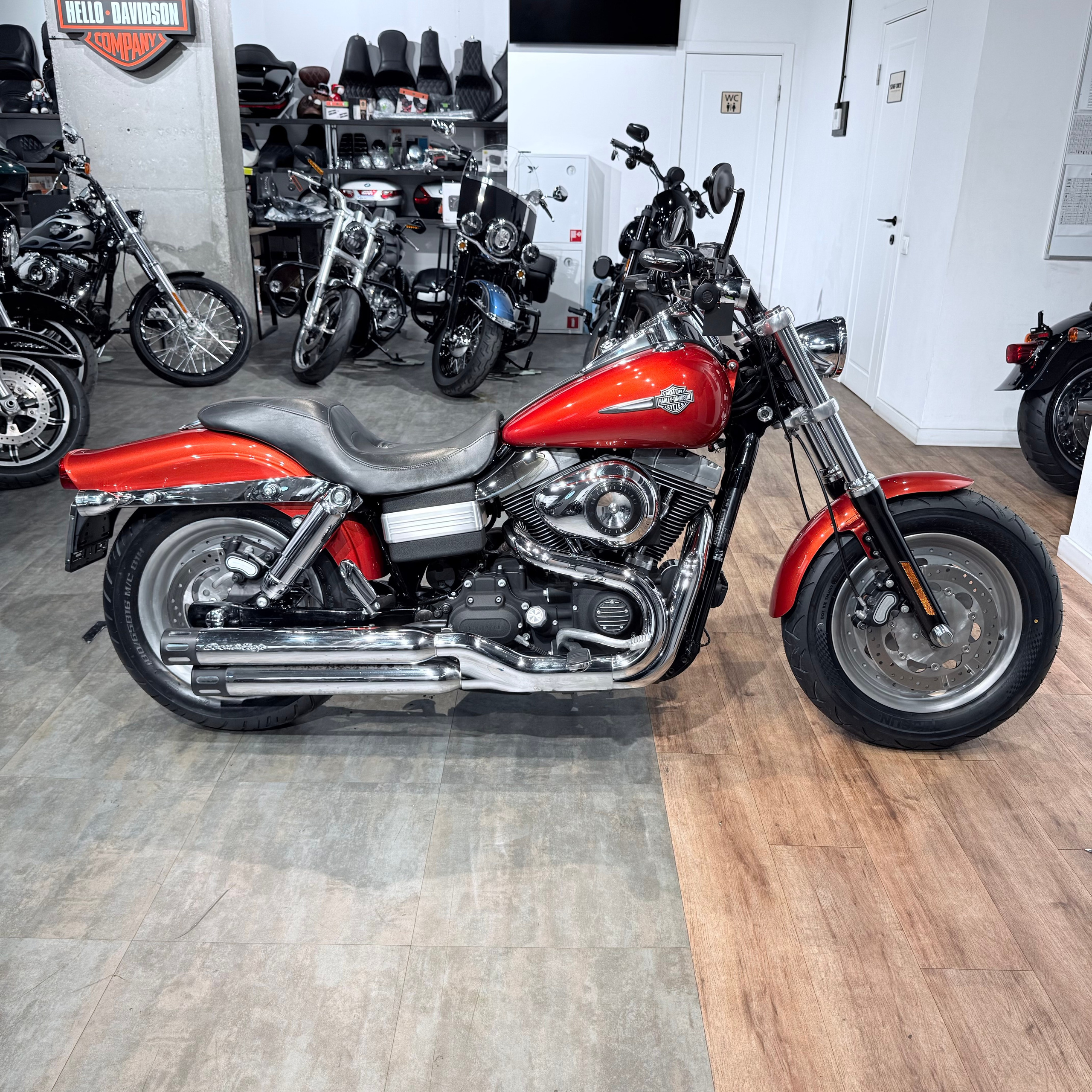 Купить Harley-Davidson 2010 Fat Bob Orаngе Lаva (Touring) — подробнее на сайте. Hello Davidson, Москва. Только хорошие мотоциклы…