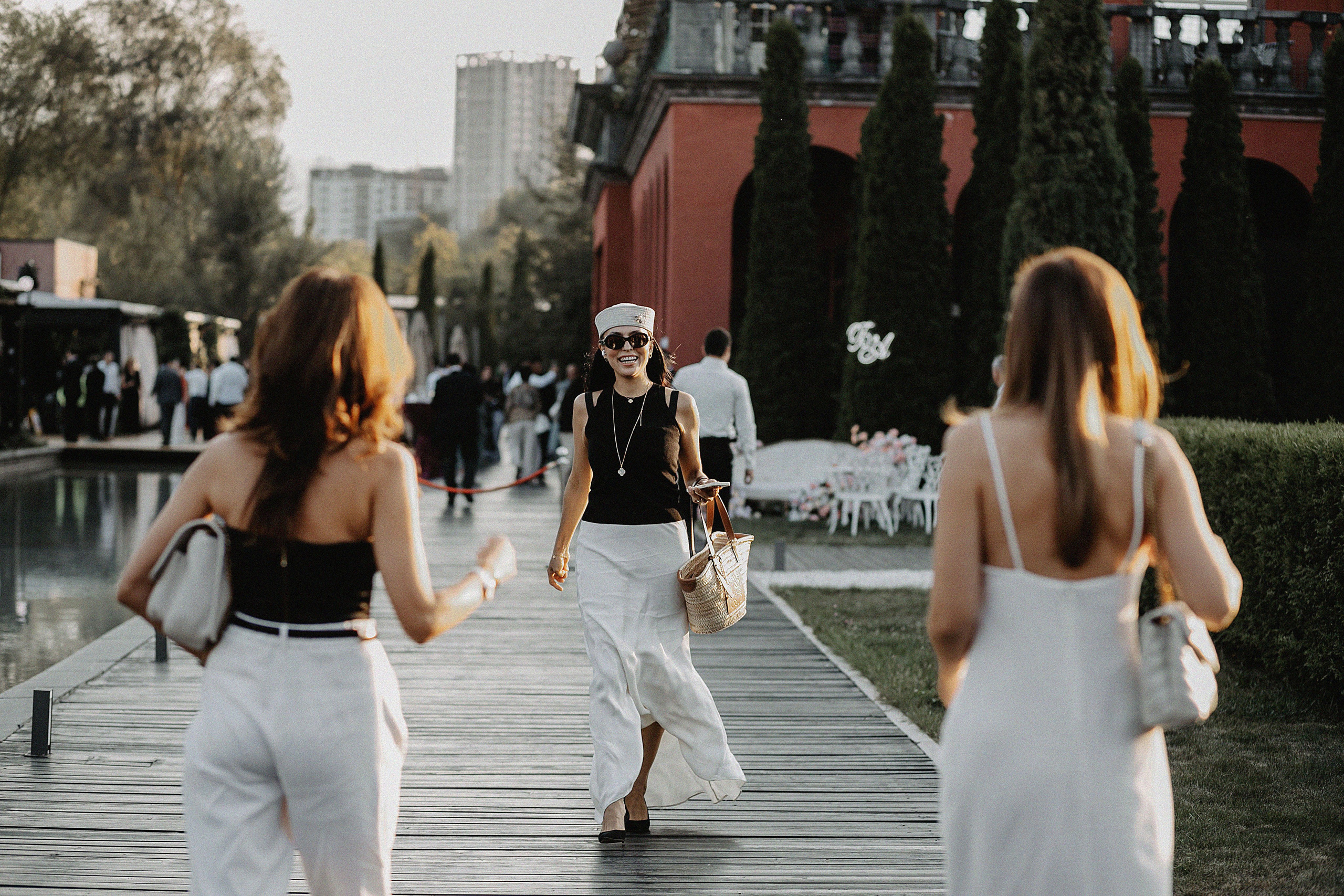 Фотосессия Карины Жулдыз и Айсулу на Villa dei Fiori. Свадебный, семейный и портретный фотограф в Алматы, Костанай