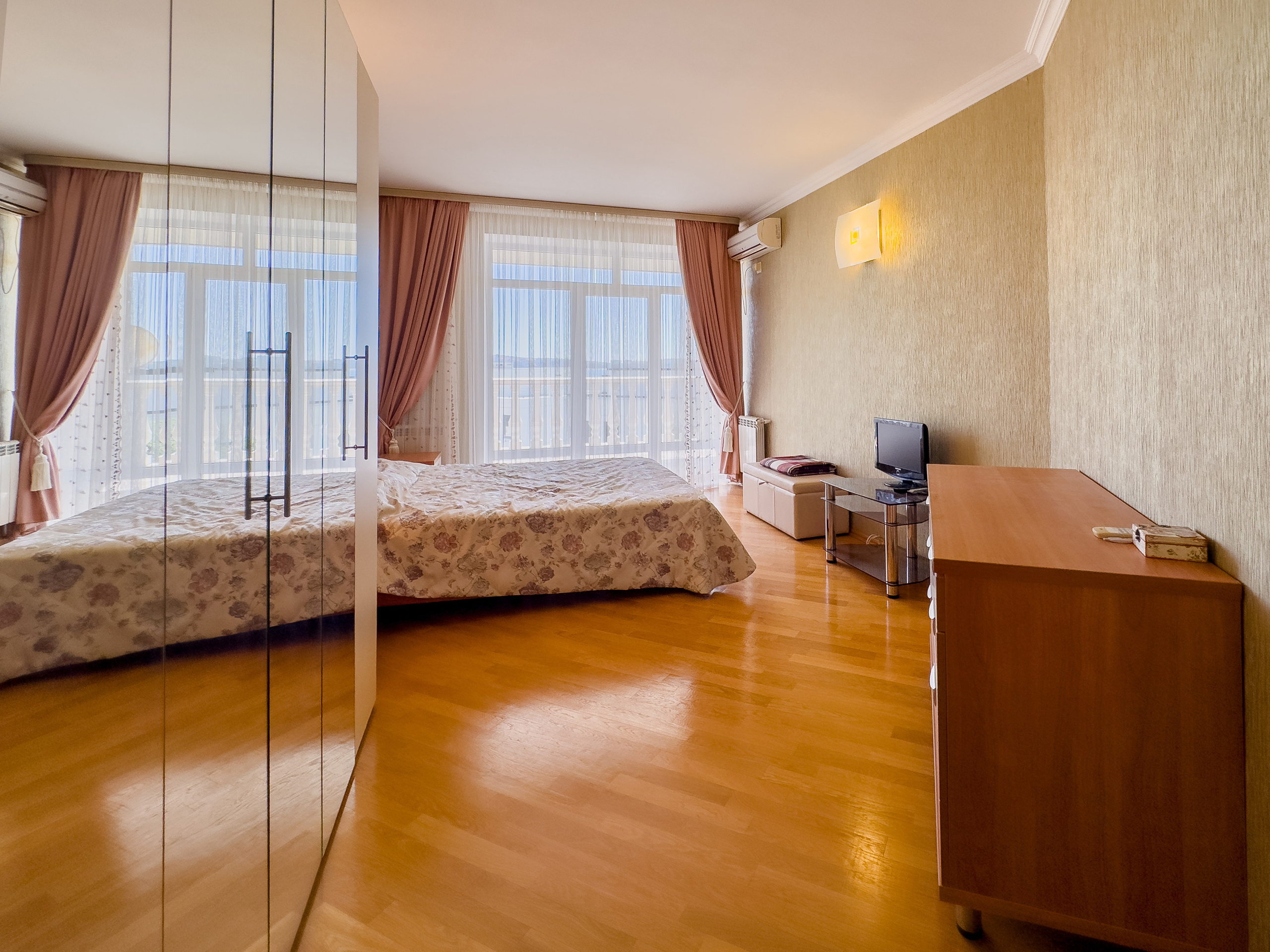 Геленджик. Фотосъёмка жилых и коммерческих помещений. Профессиональная съемка интерьеров с акцентом на деталях и атмосфере.